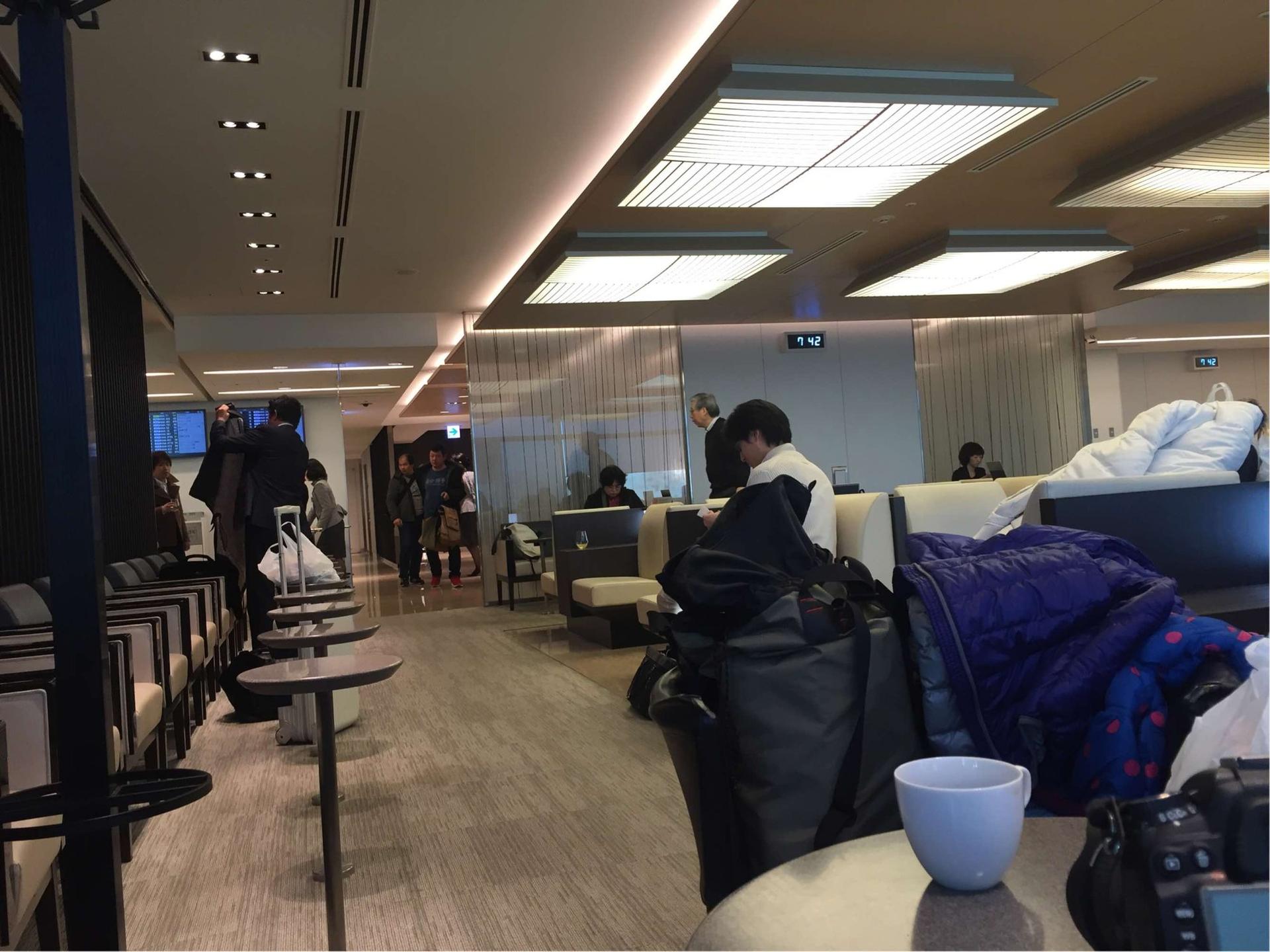 All Nippon Airways ANA Lounge (Gate 62) image 9 of 12