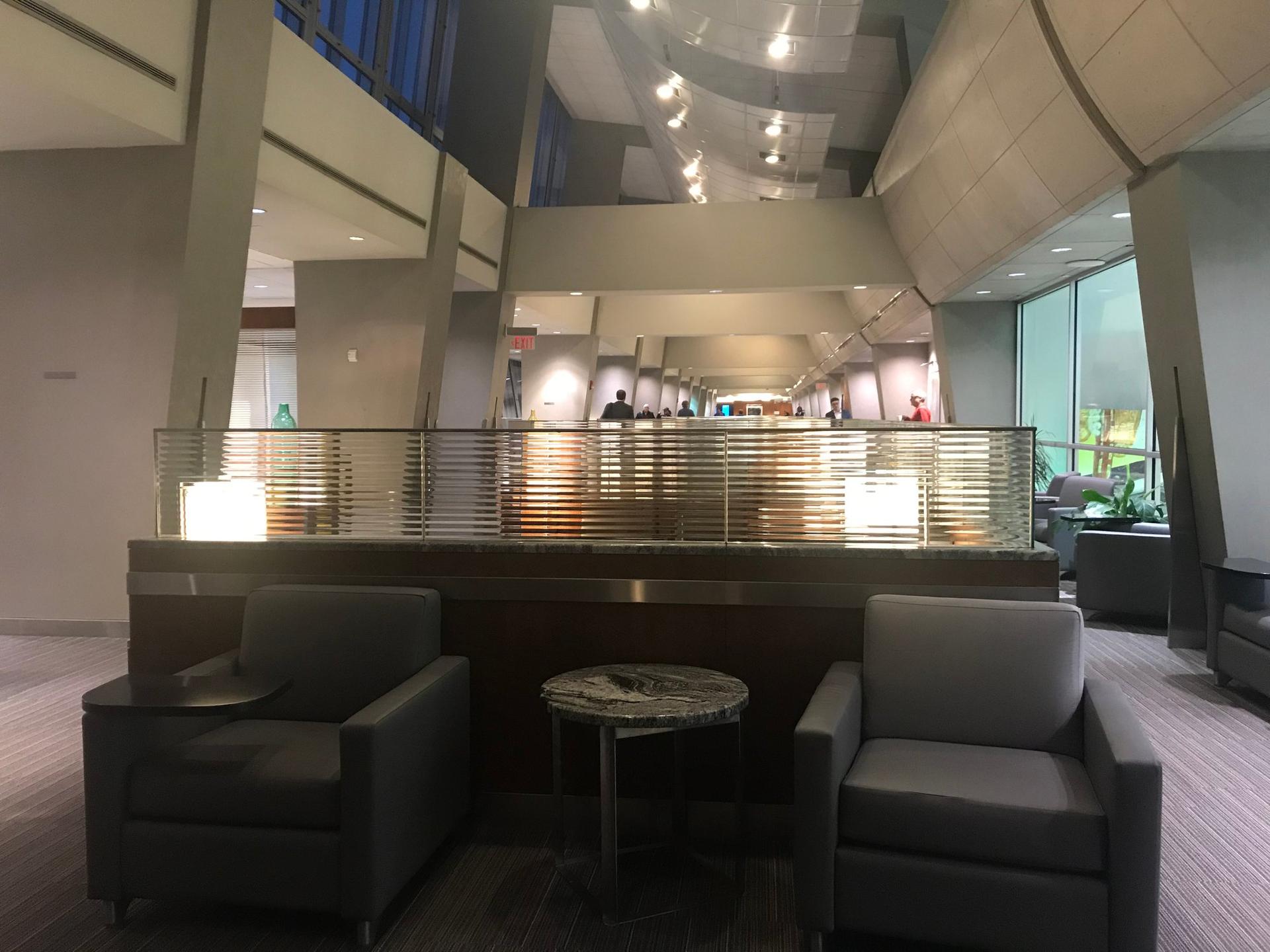 American Airlines Admirals Club image 30 of 48