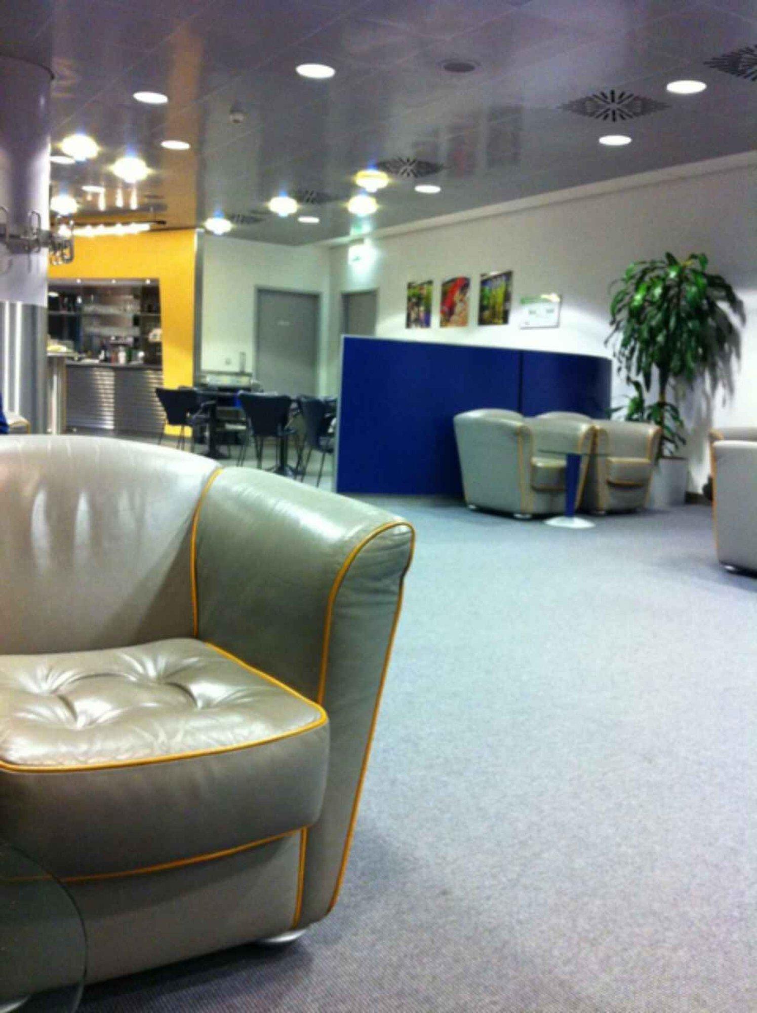 Lufthansa Business Lounge image 5 of 5