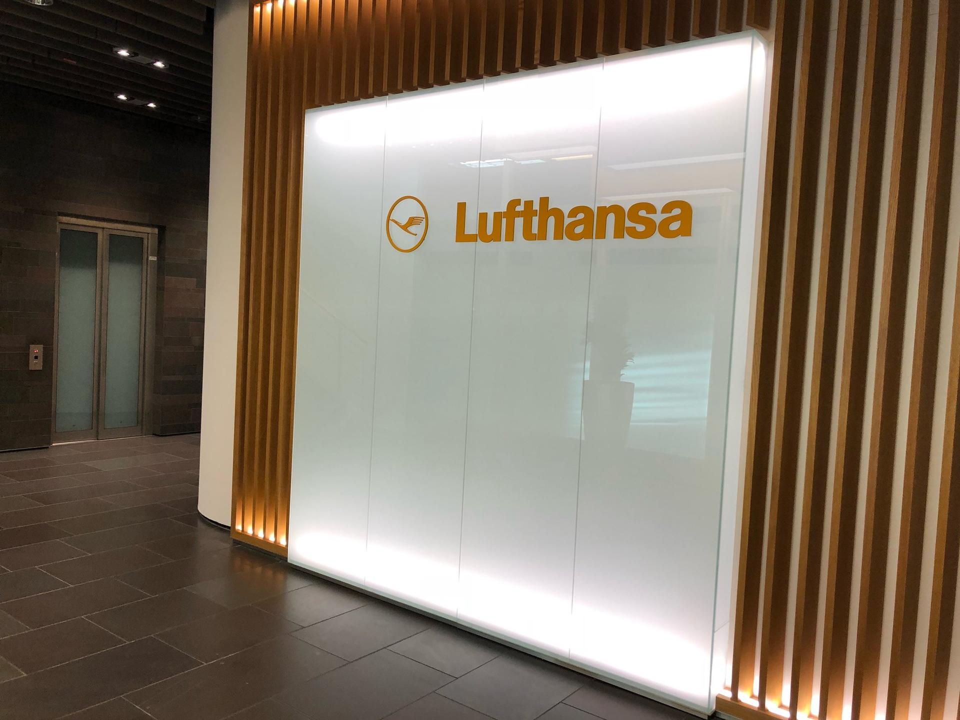 Lufthansa First Class Lounge image 30 of 42