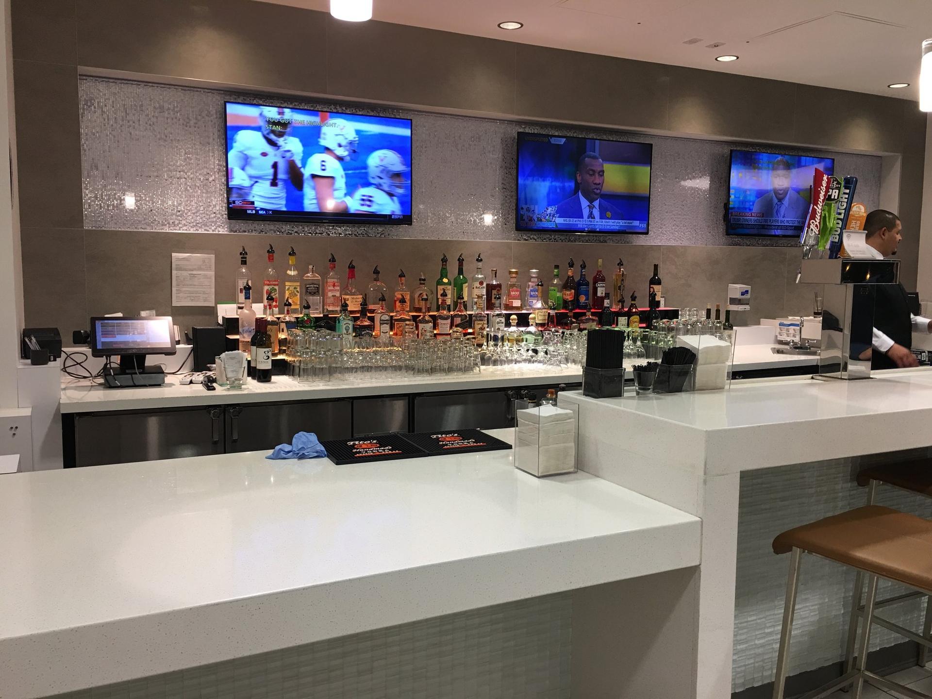American Airlines Admirals Club image 20 of 38