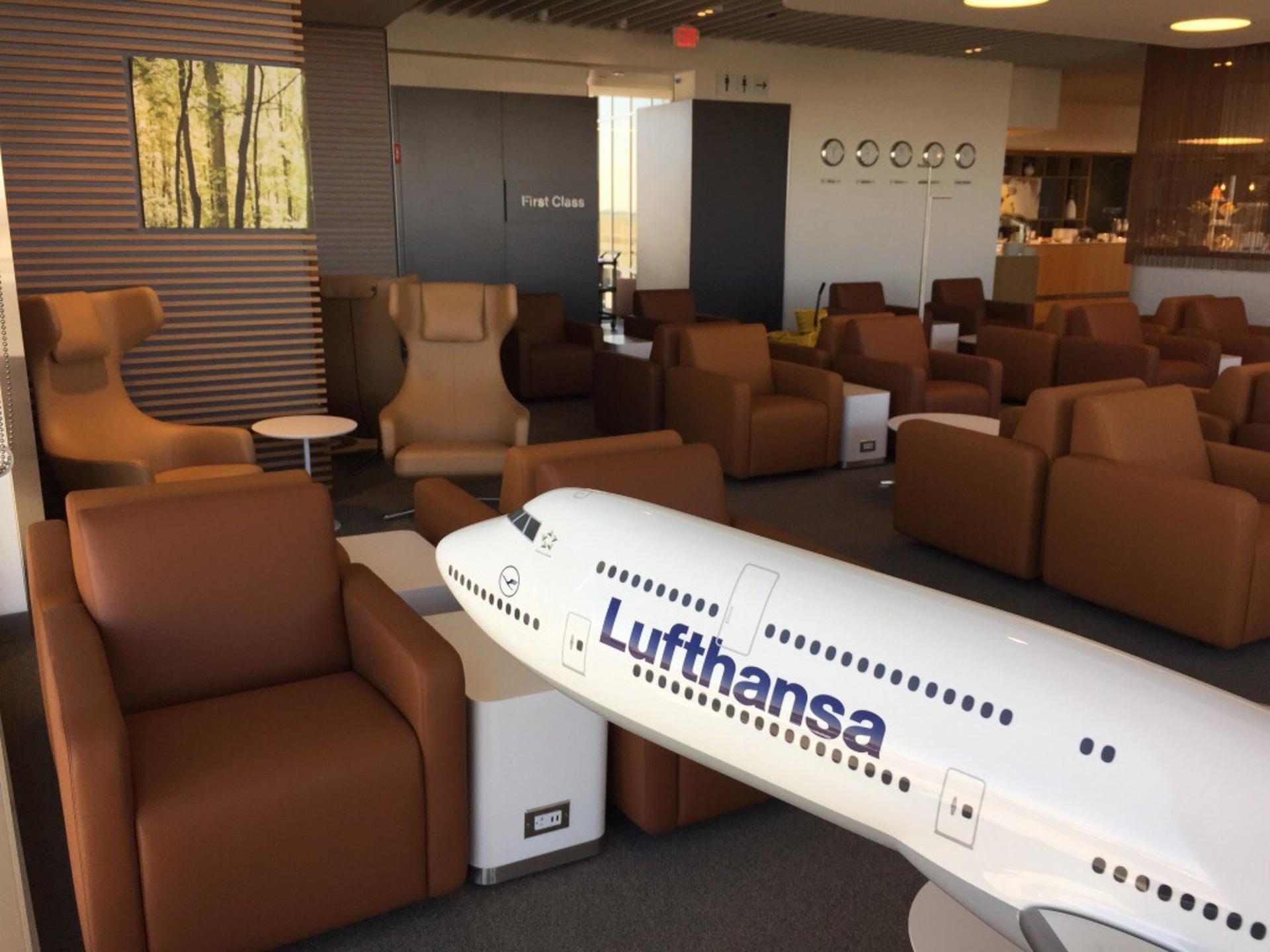 Lufthansa Lounge image 7 of 16