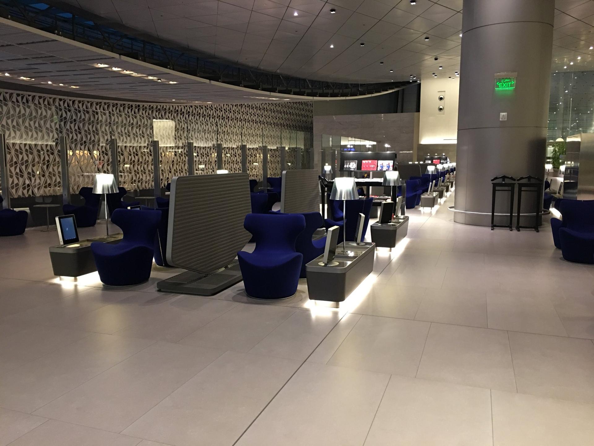 Qatar Airways Al Mourjan Business Class Lounge image 74 of 100