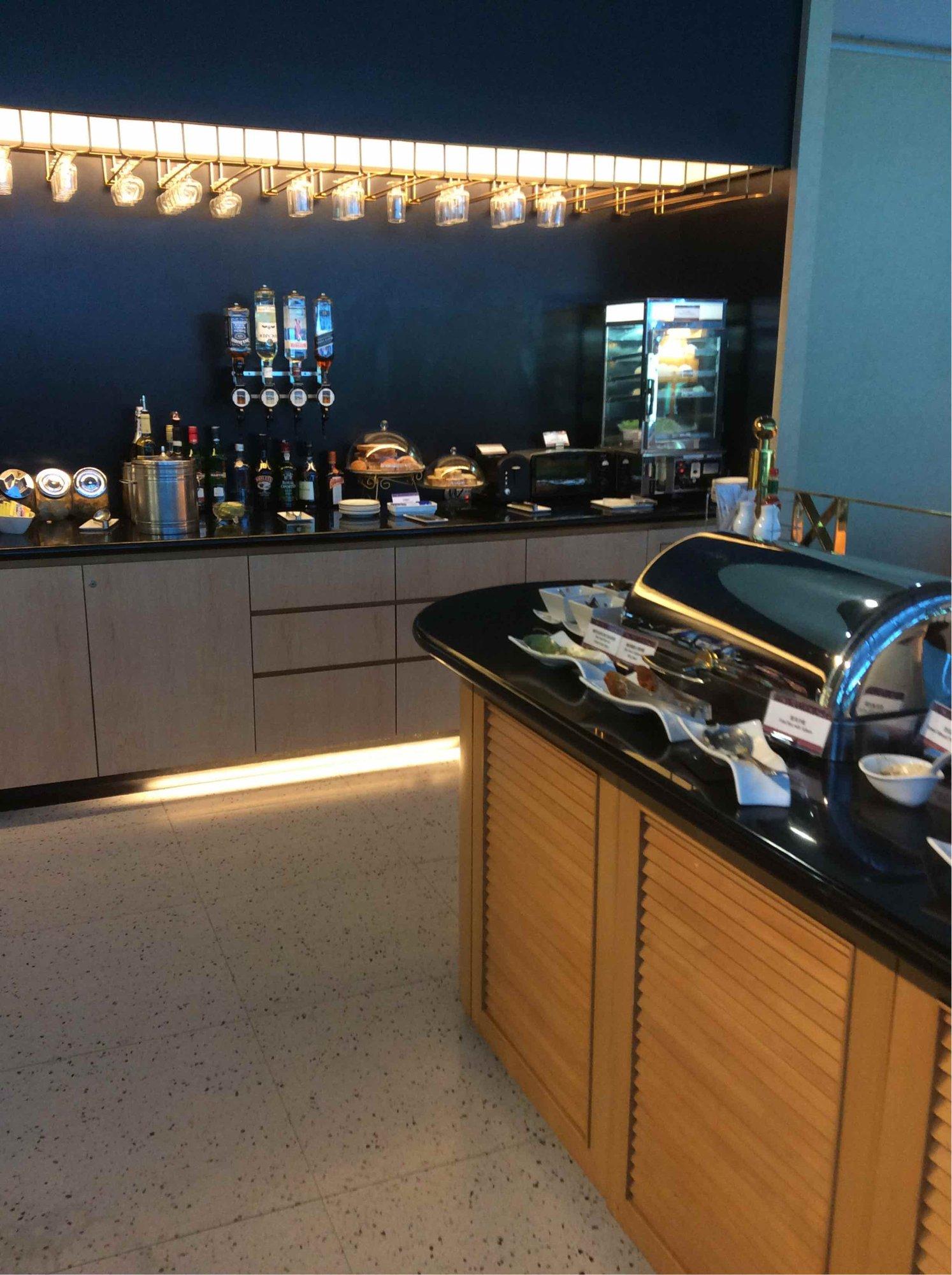 Singapore Airlines SilverKris Business Class Lounge image 8 of 14