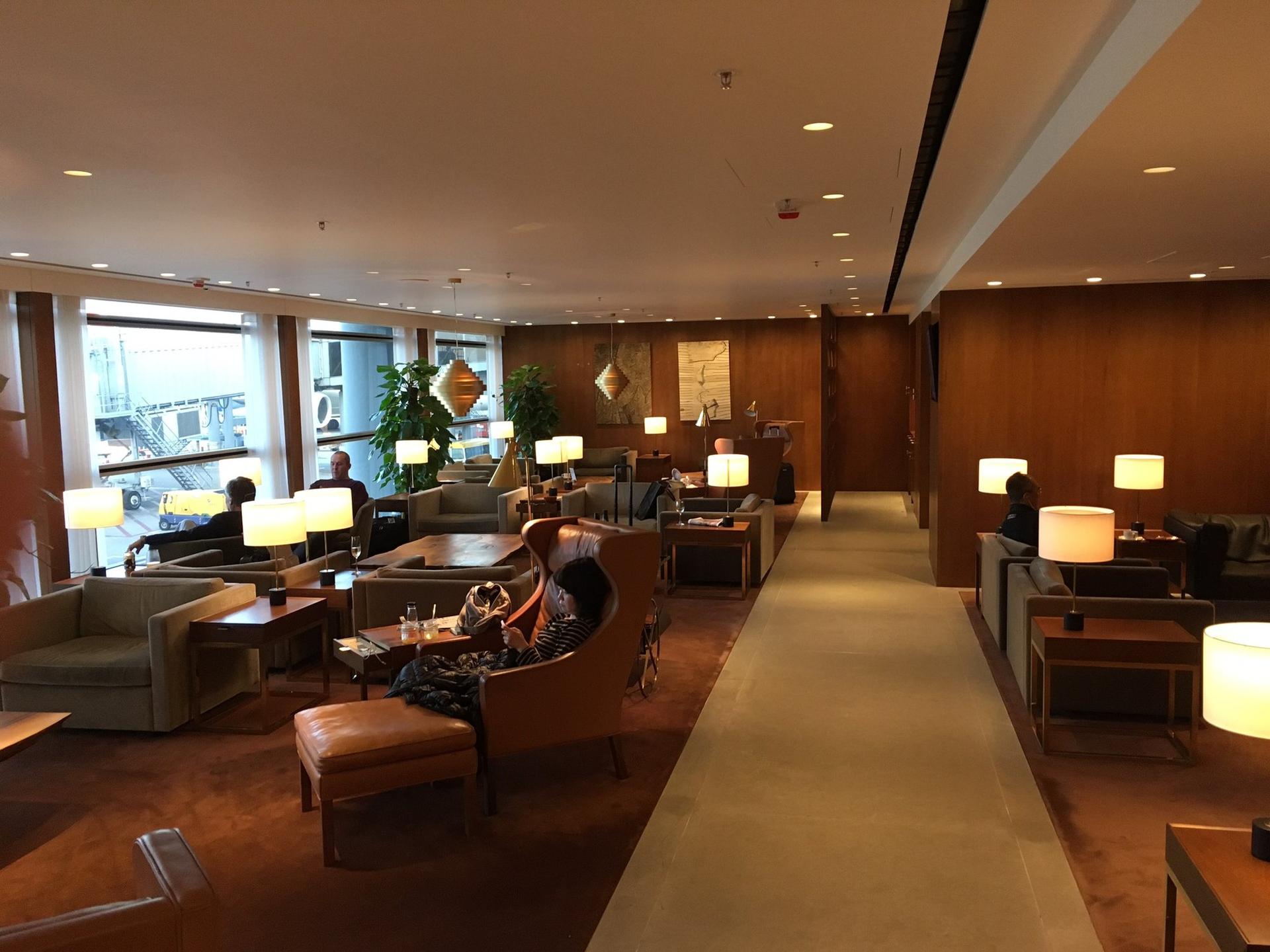 Cathay Pacific The Pier First Class Lounge image 61 of 100
