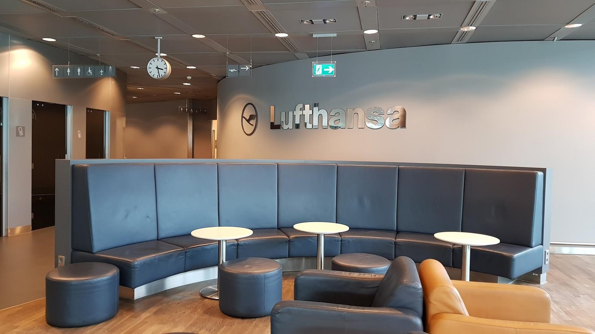Lufthansa Business Lounge (Non-Schengen, Gates B24-B28) image 25 of 34