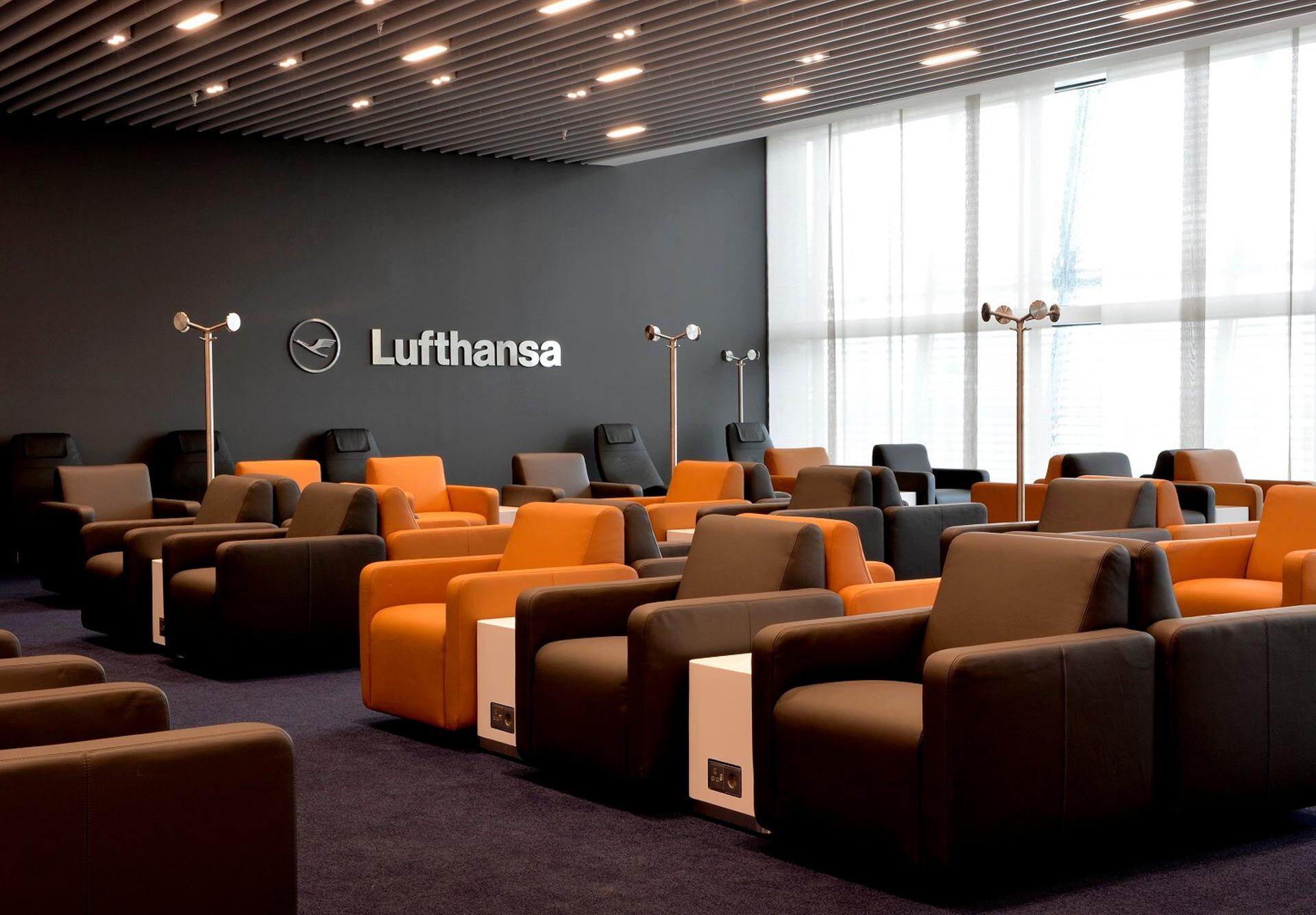Lufthansa Business Lounge image 14 of 19