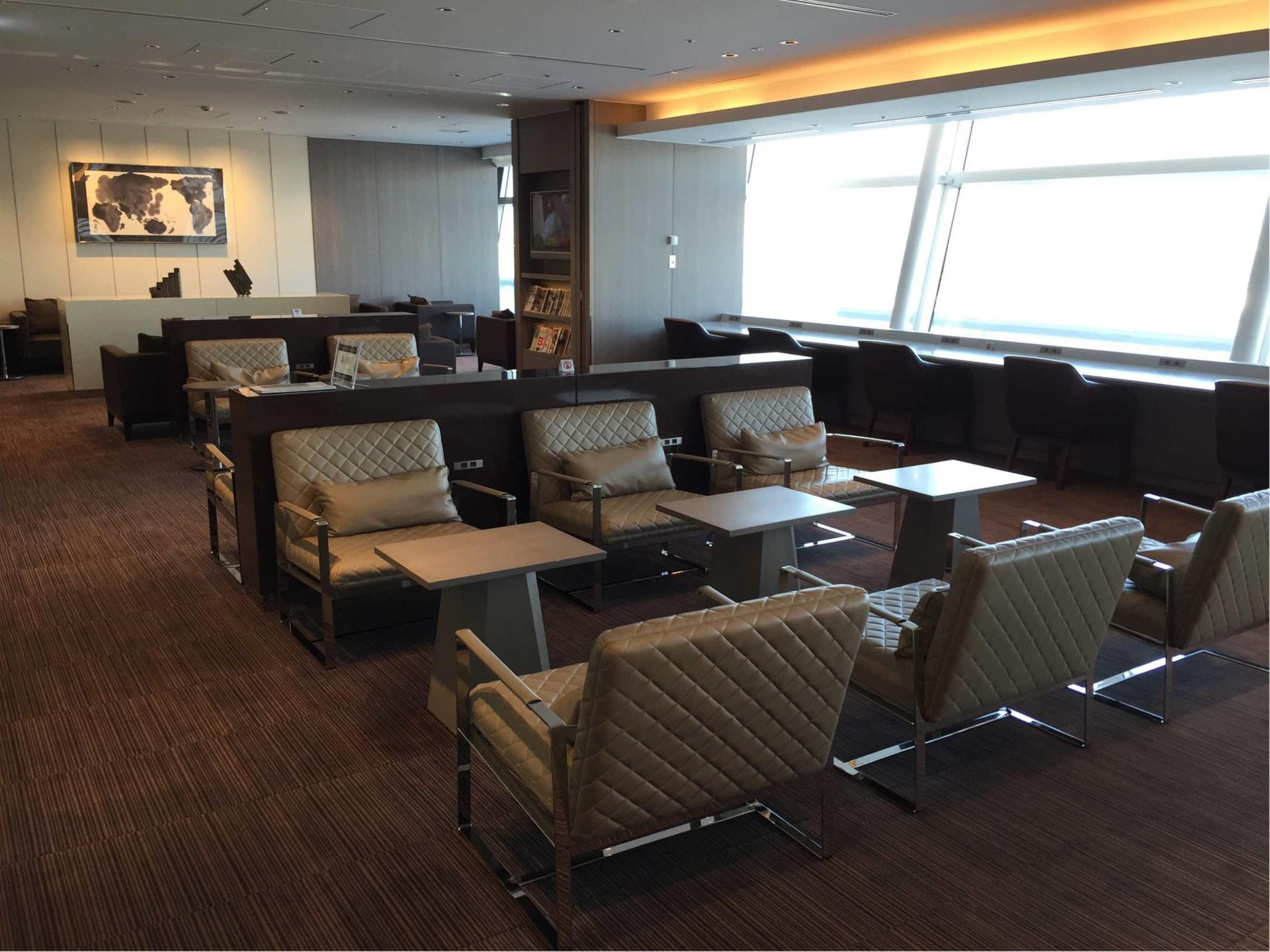 Japan Airlines JAL First Class Lounge image 17 of 43