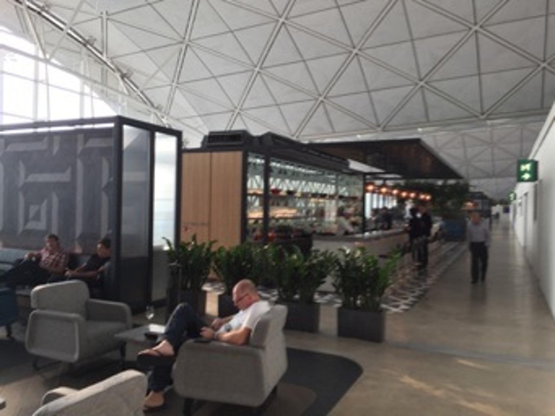 The Qantas Hong Kong Lounge image 53 of 99