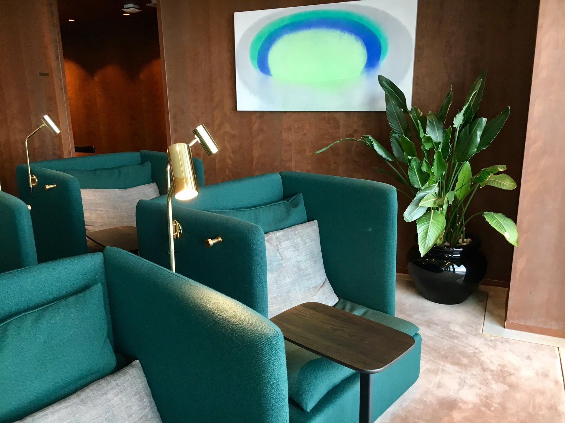 Cathay Pacific Business Class Lounge image 31 of 48