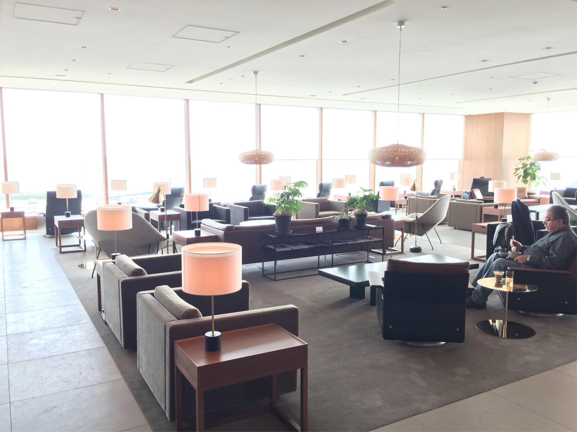 Cathay Pacific Lounge image 38 of 49