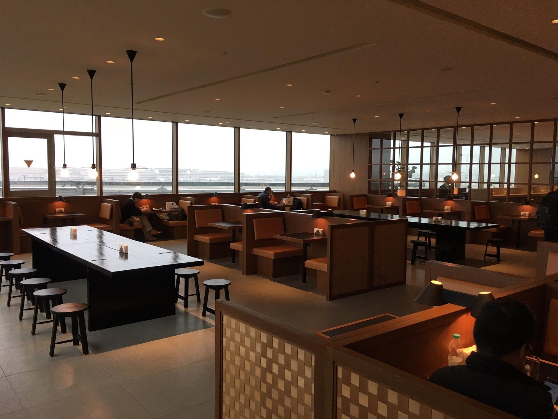 Cathay Pacific Lounge image 16 of 49