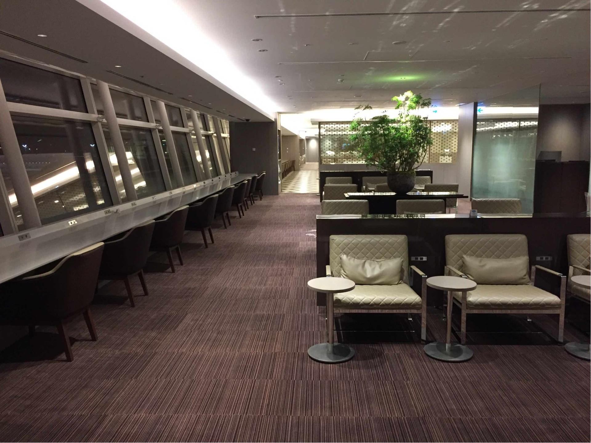 Japan Airlines JAL First Class Lounge image 36 of 43