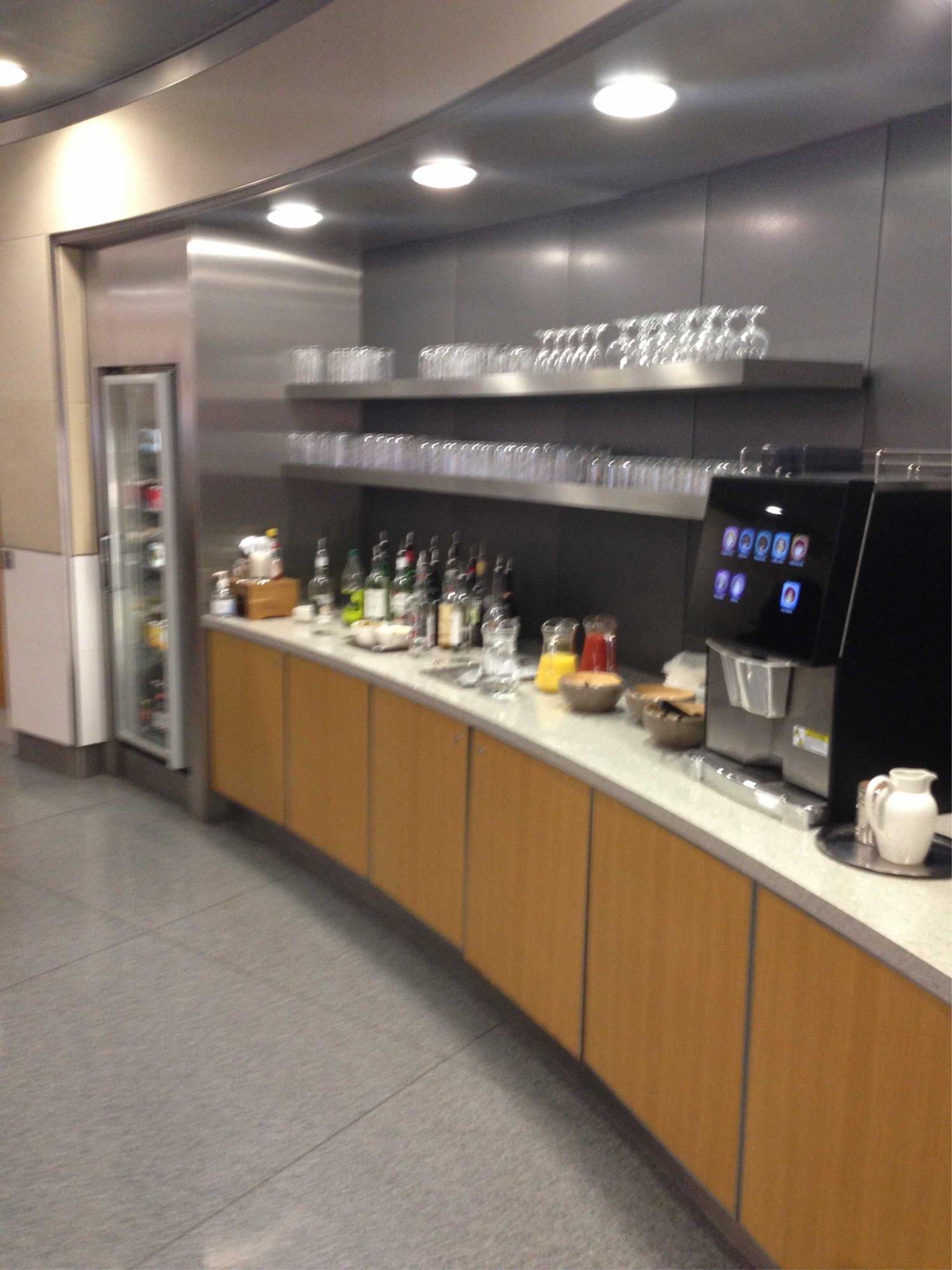 American Airlines Admirals Club image 33 of 38