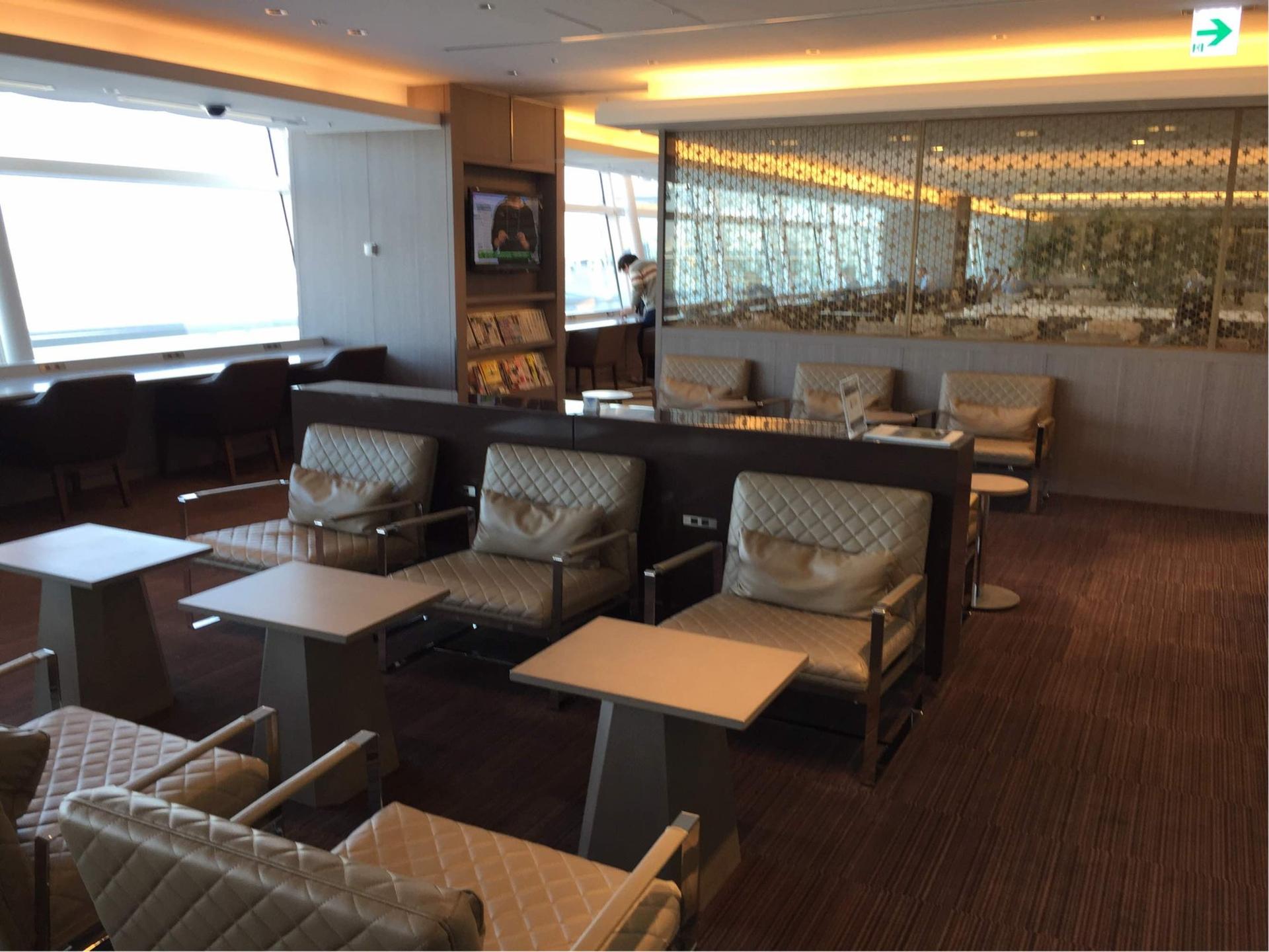 Japan Airlines JAL First Class Lounge image 20 of 43