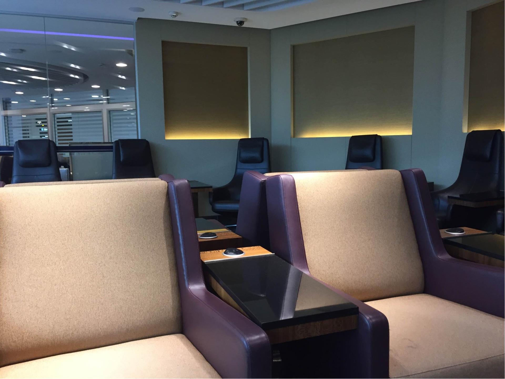 Singapore Airlines SilverKris Business Class Lounge image 3 of 7