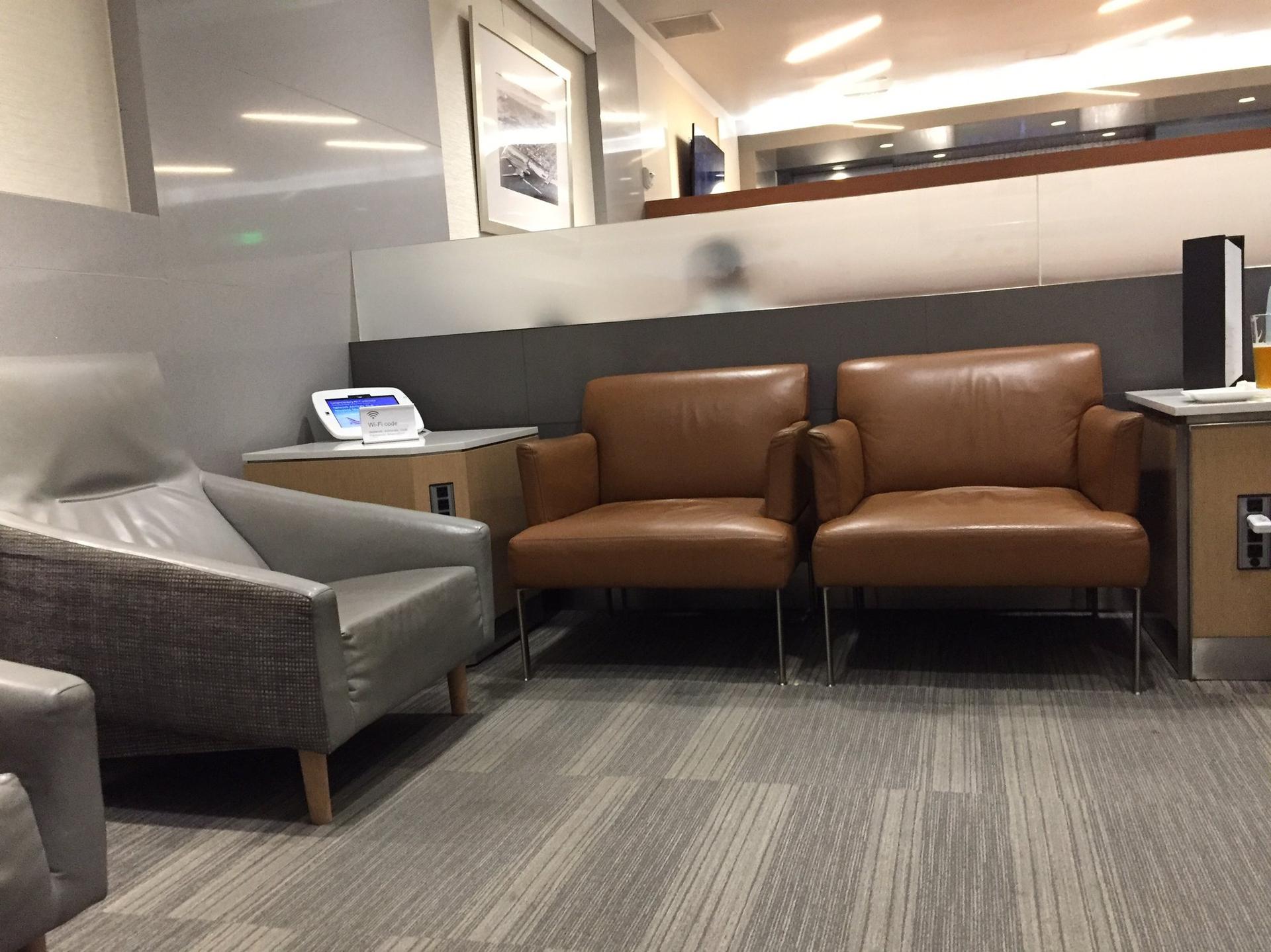 American Airlines Admirals Club image 36 of 43