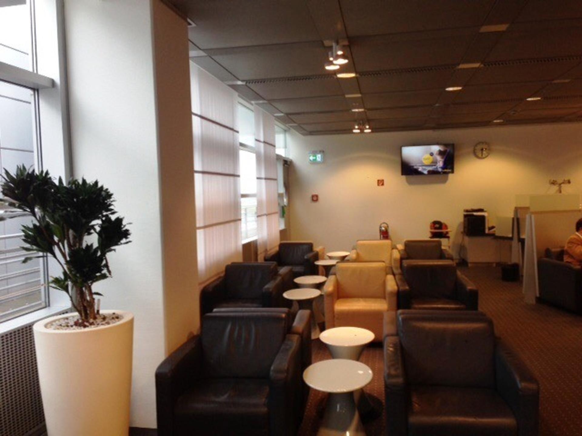 Lufthansa Business Lounge image 6 of 13