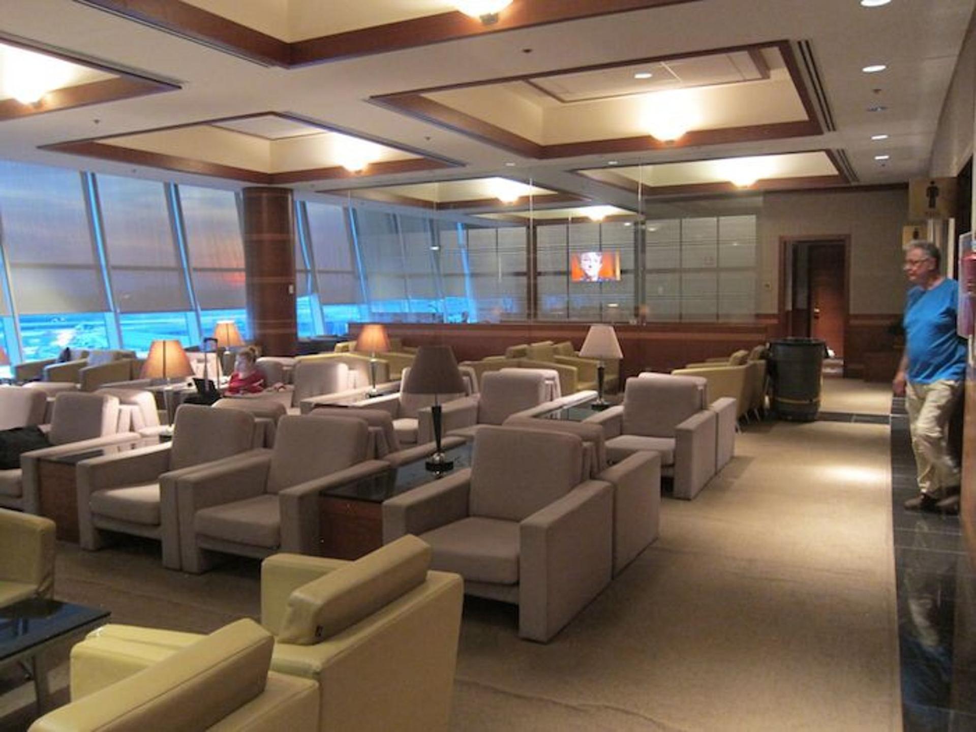 Korean Air KAL Business Class Lounge image 18 of 18