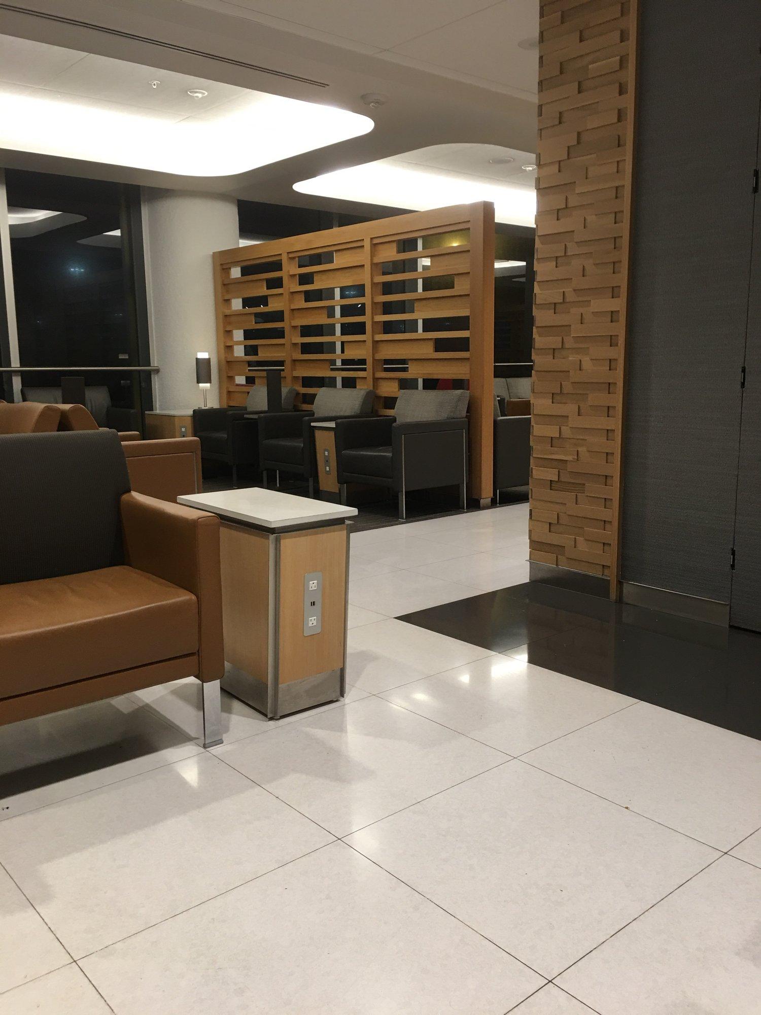American Airlines Admirals Club (Gate D15) image 10 of 25