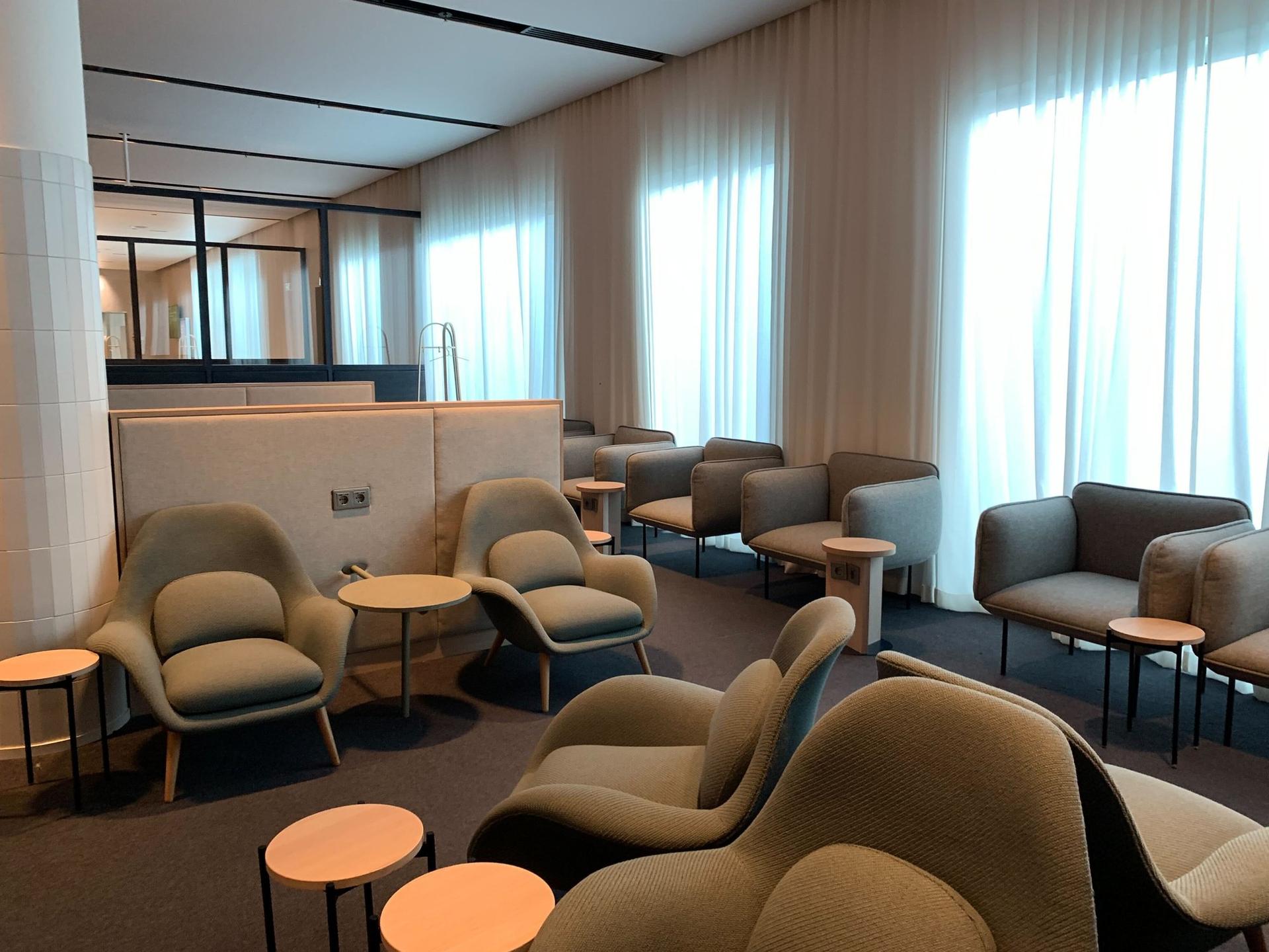 Finnair Business Lounge image 27 of 47