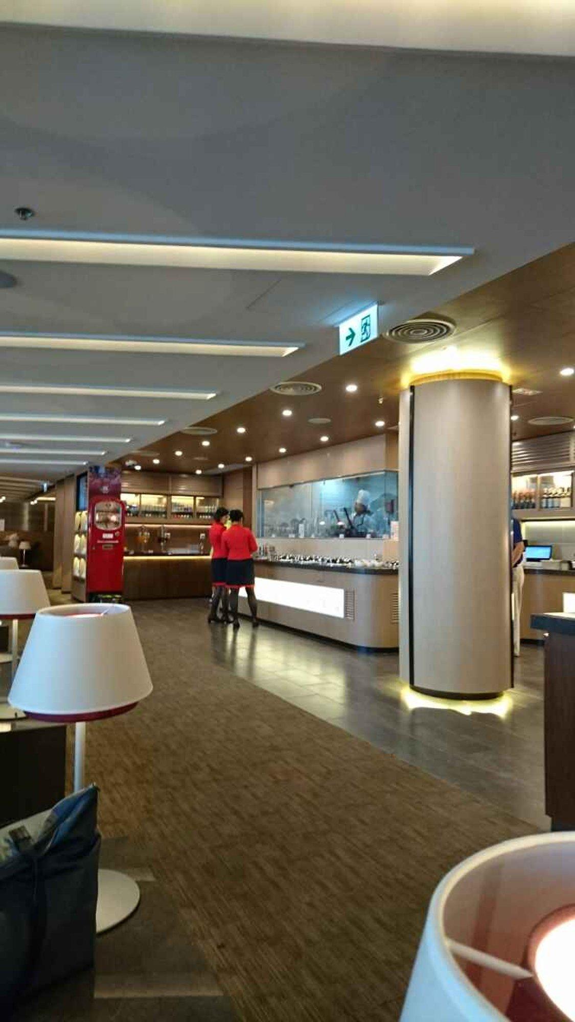 Hong Kong Airlines VIP Lounge (Club Bauhinia) image 16 of 40