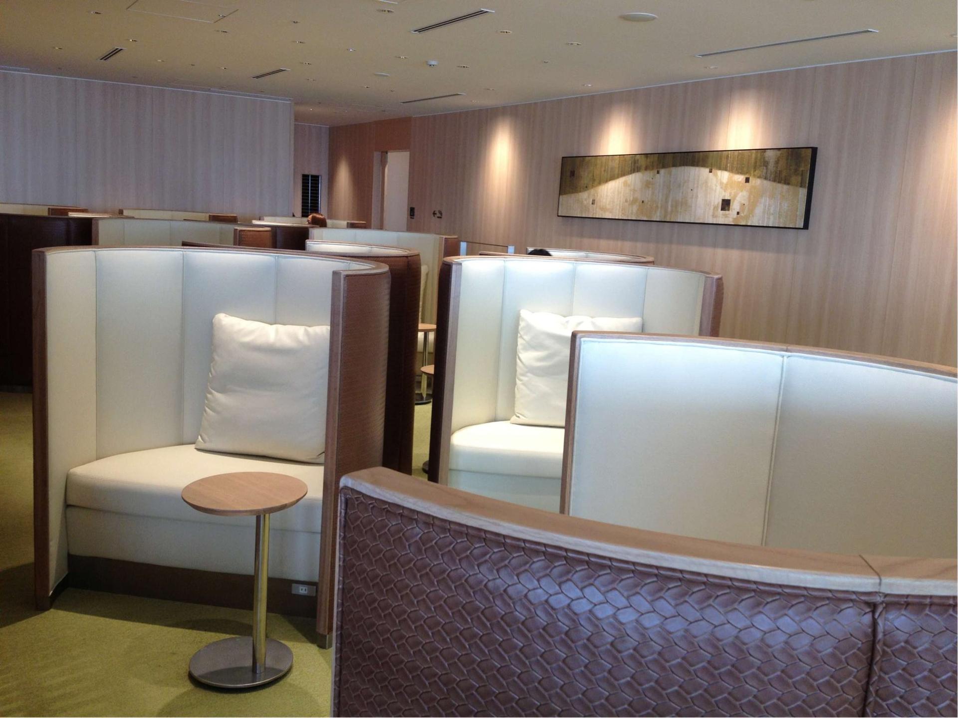 Japan Airlines JAL Sakura Lounge image 1 of 65
