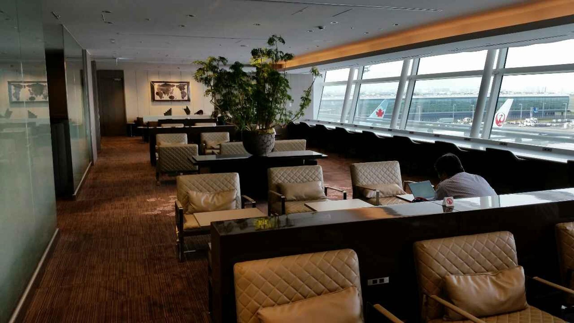 Japan Airlines JAL First Class Lounge image 38 of 43