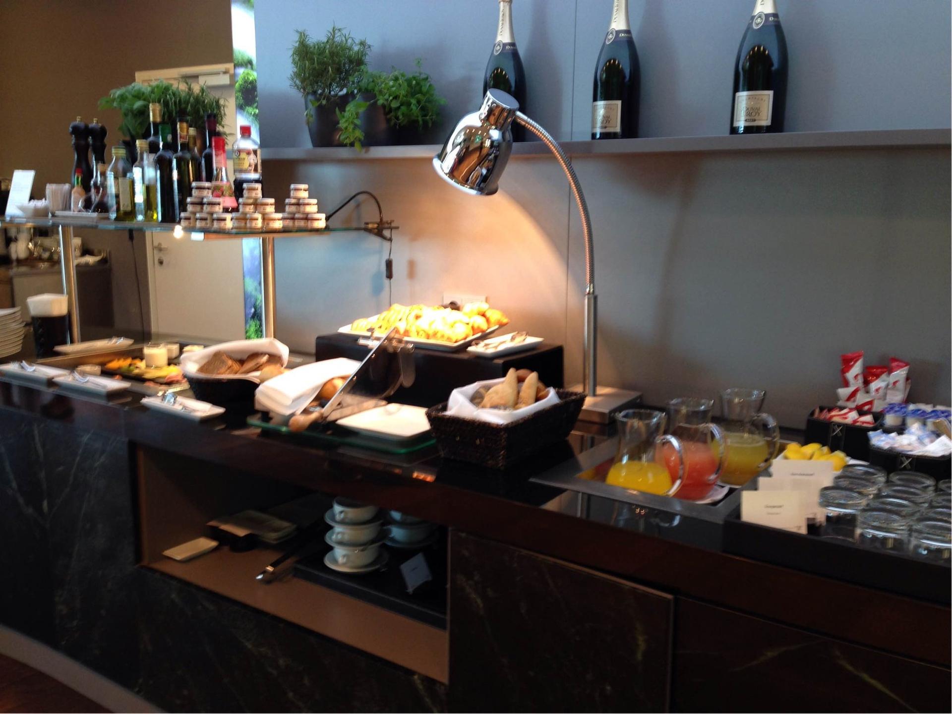 Austrian Airlines HON Circle Lounge image 2 of 5