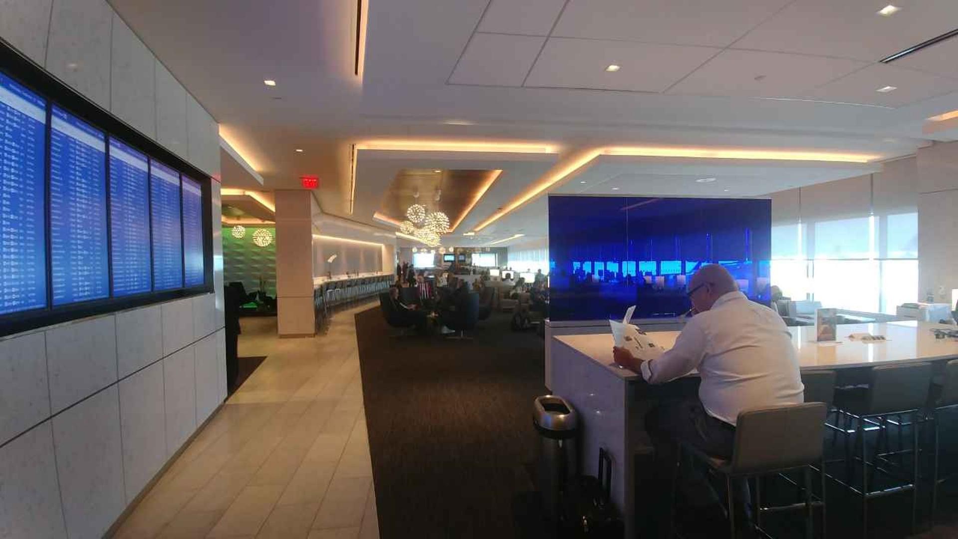 United Airlines United Club image 2 of 7