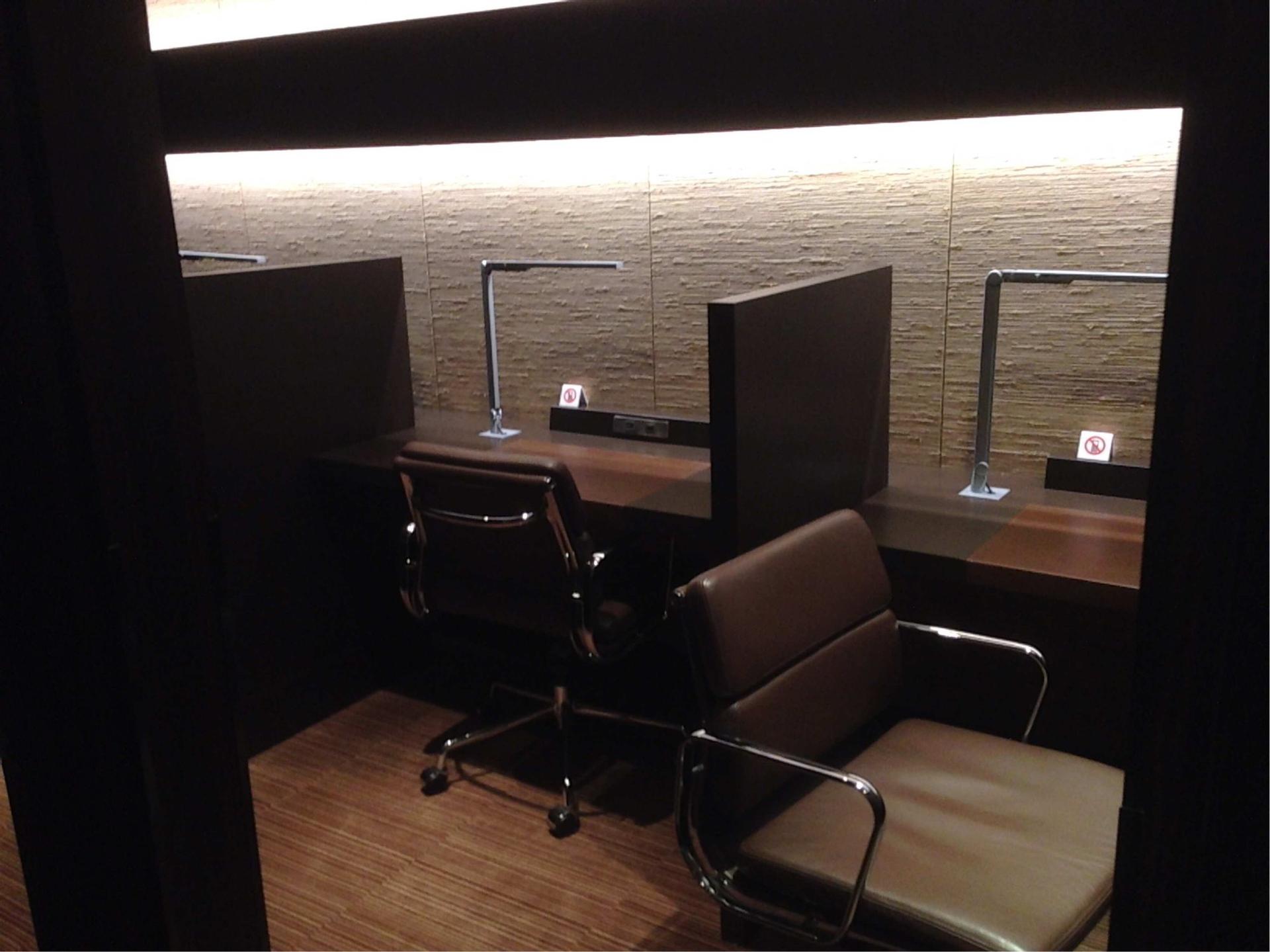 Japan Airlines JAL First Class Lounge image 14 of 50