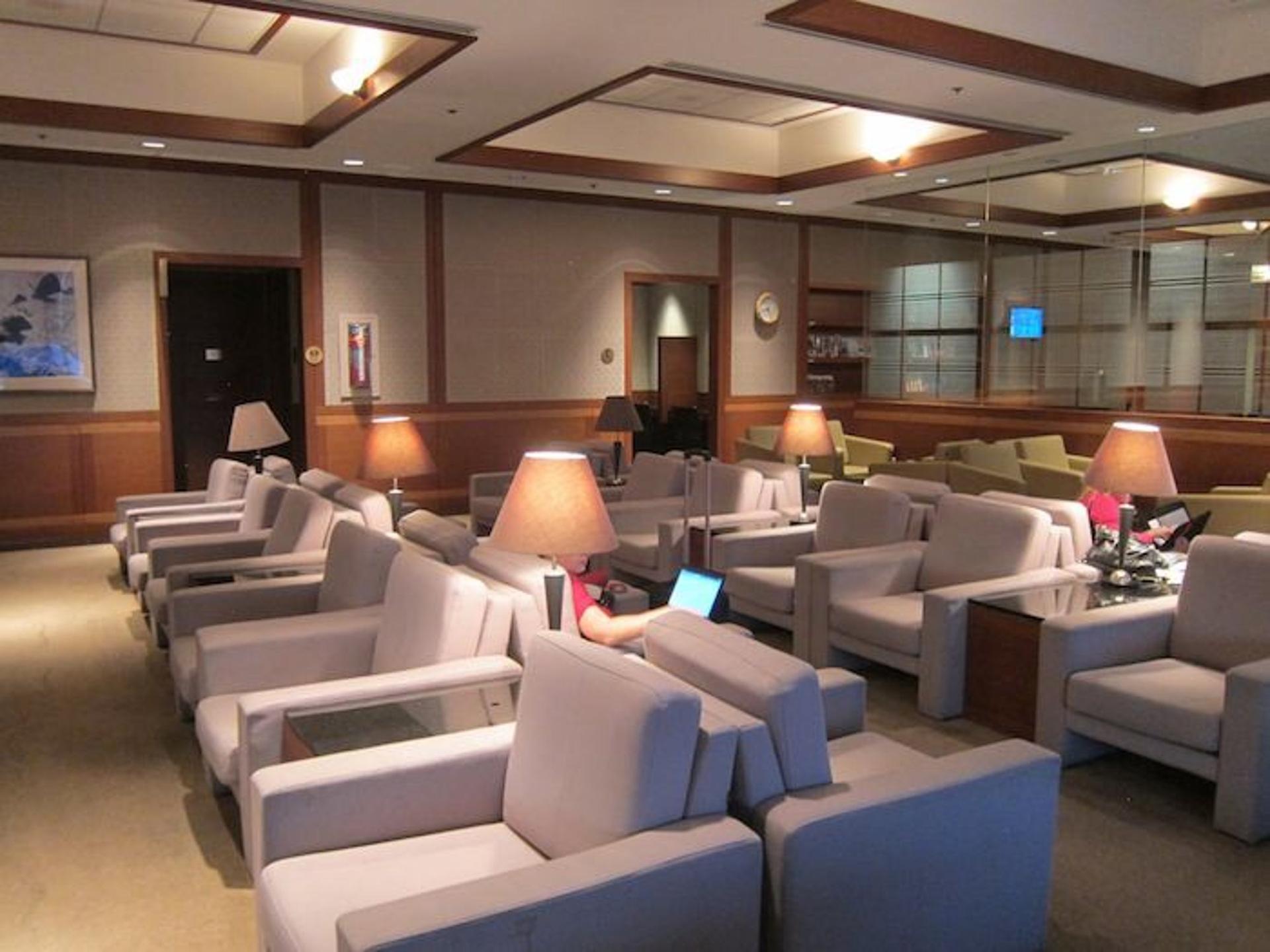 Korean Air KAL Business Class Lounge image 15 of 18