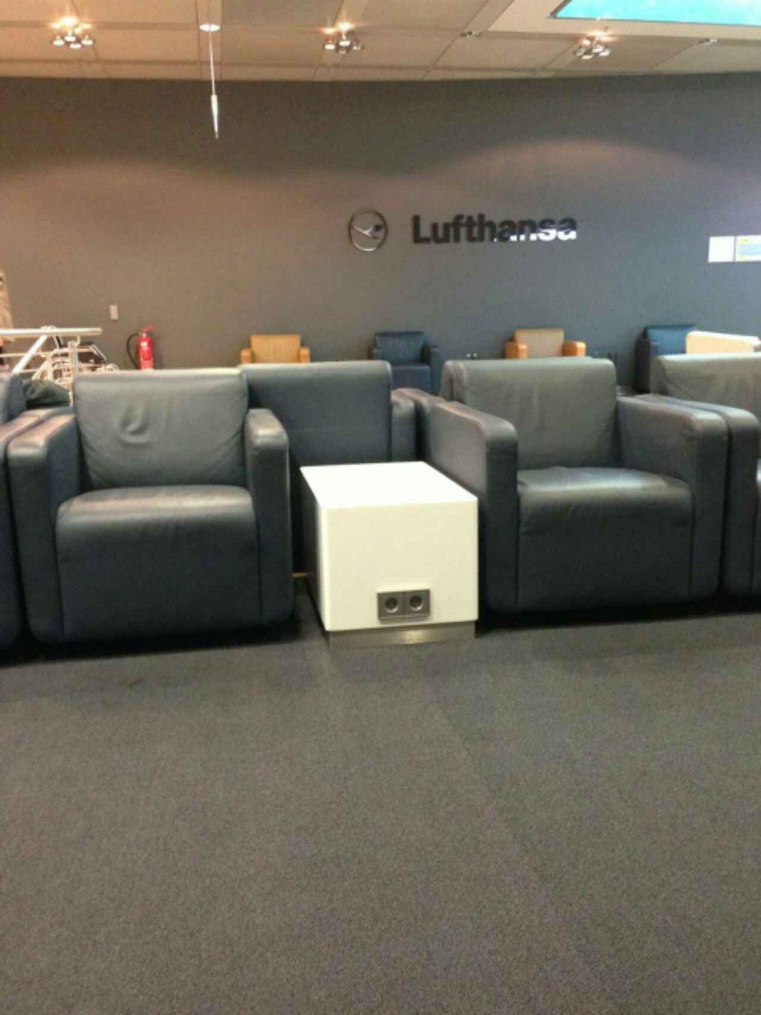 Lufthansa Business Lounge (Gate G28, Schengen) image 7 of 17