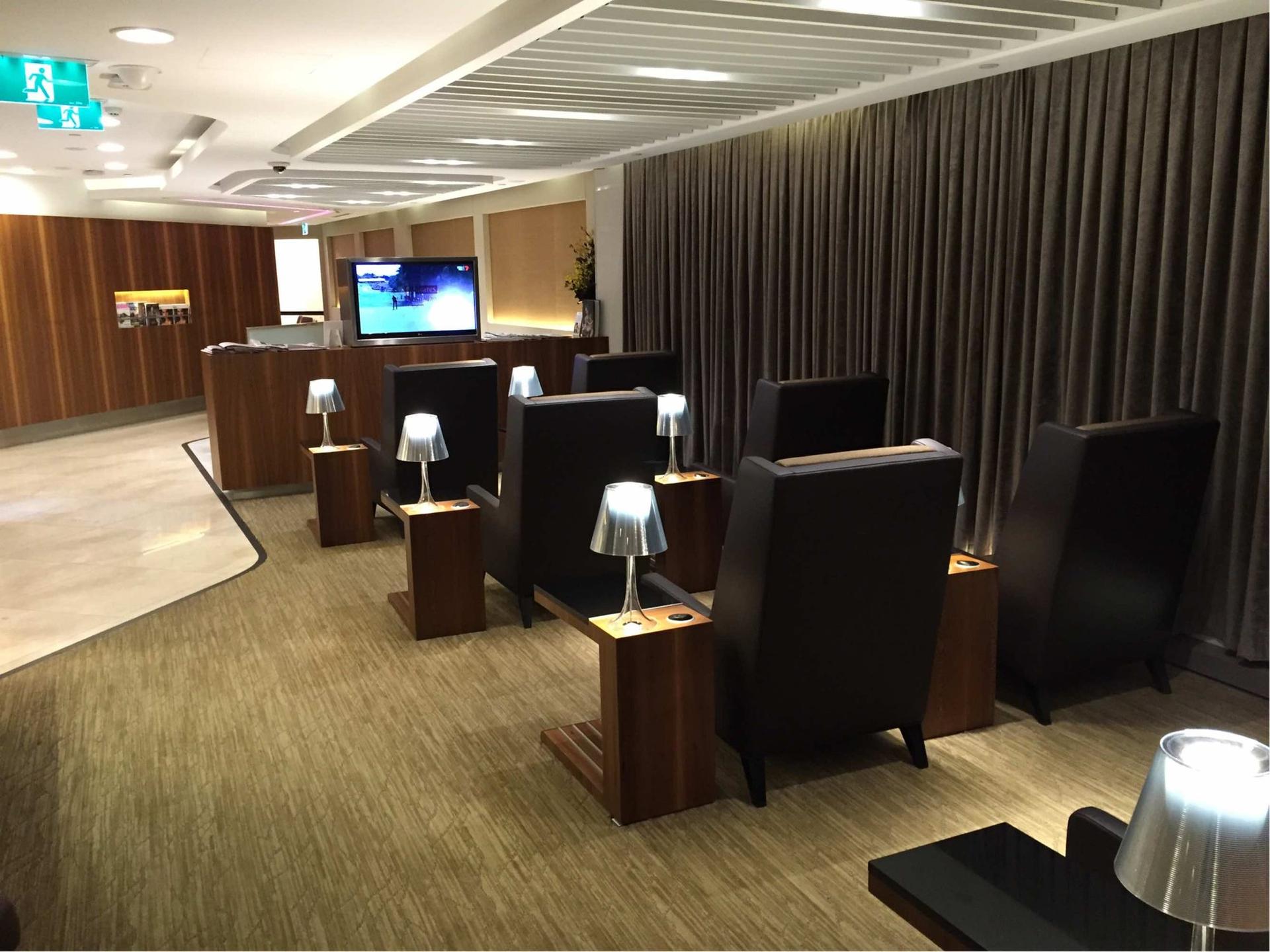Singapore Airlines SilverKris First Class Lounge image 4 of 7