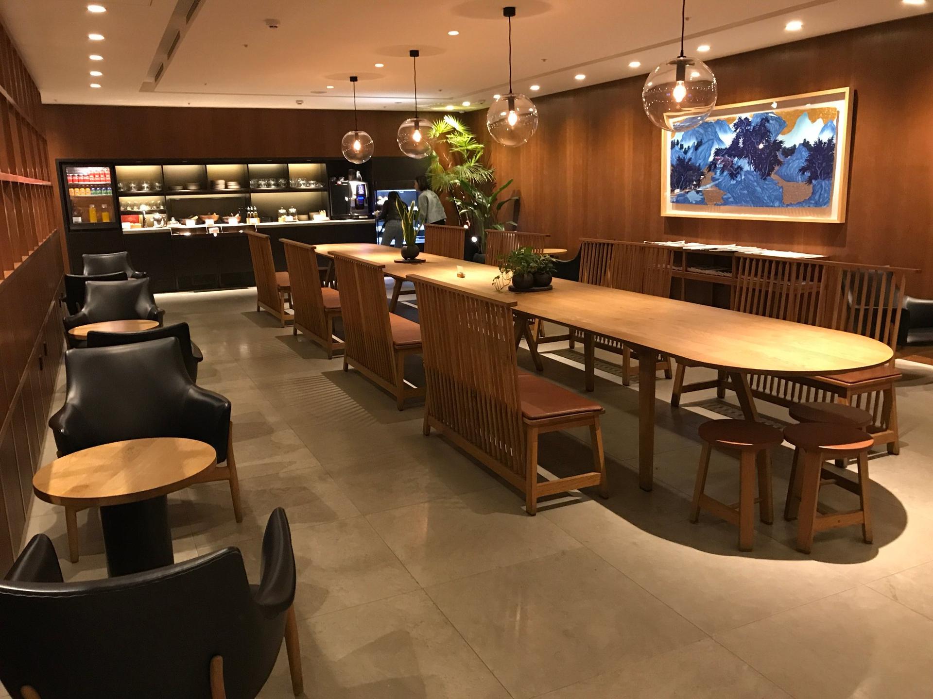 Cathay Pacific Lounge image 20 of 37