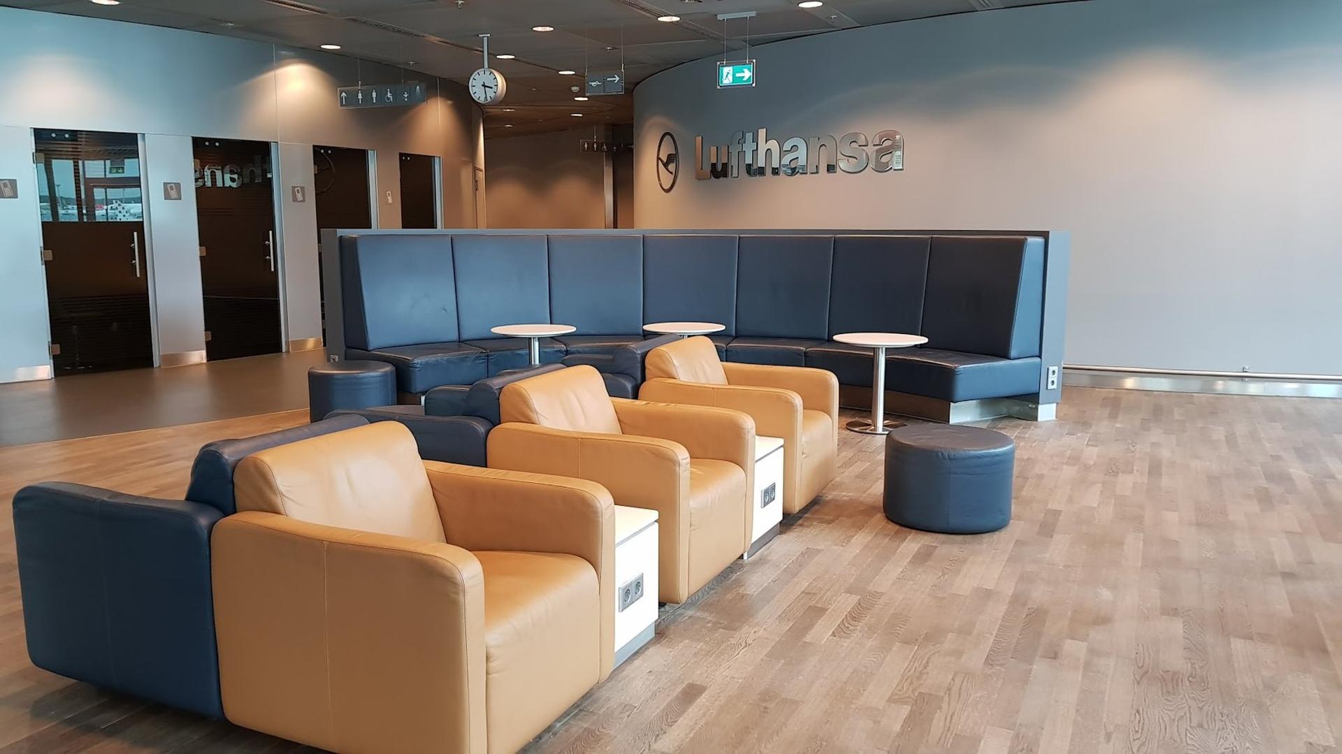 Lufthansa Business Lounge (Non-Schengen, Gates B24-B28) image 1 of 34