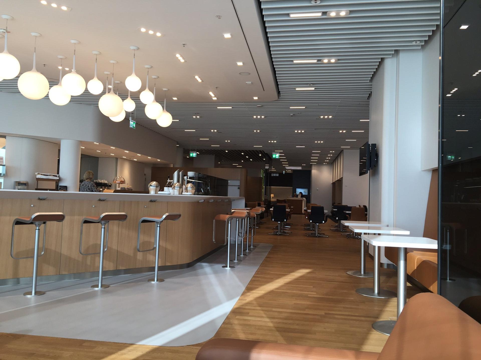 Lufthansa Senator Lounge (Schengen) image 4 of 7