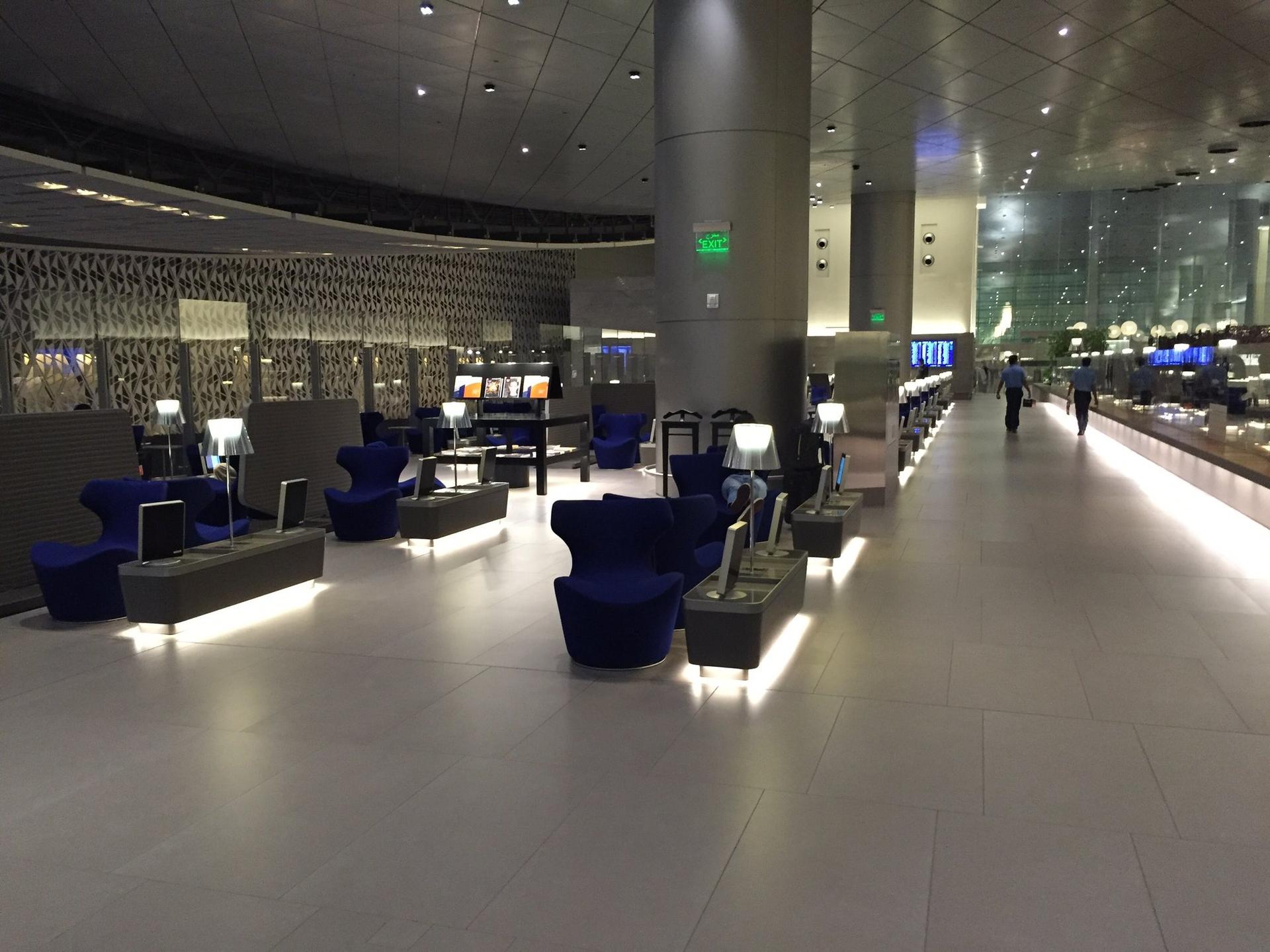 Qatar Airways Al Mourjan Business Class Lounge image 67 of 100