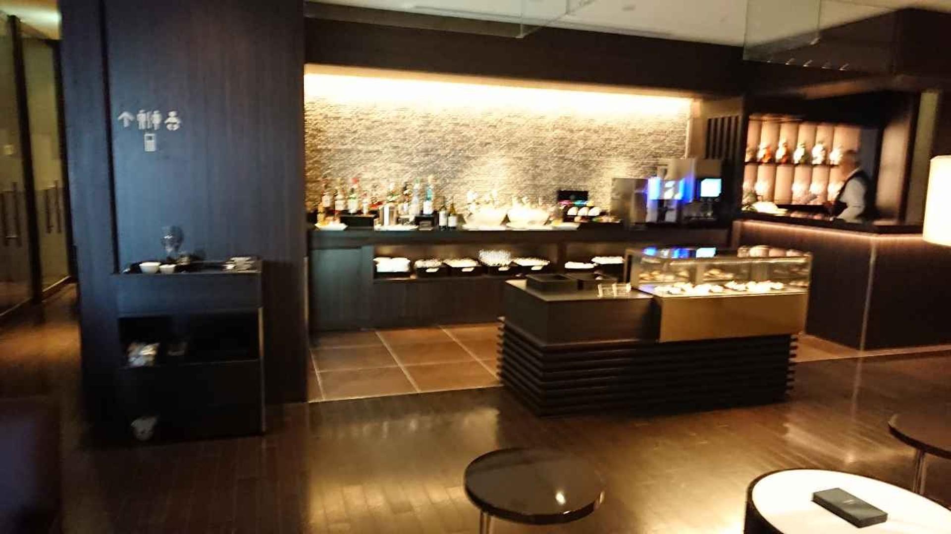 Japan Airlines JAL First Class Lounge image 42 of 50