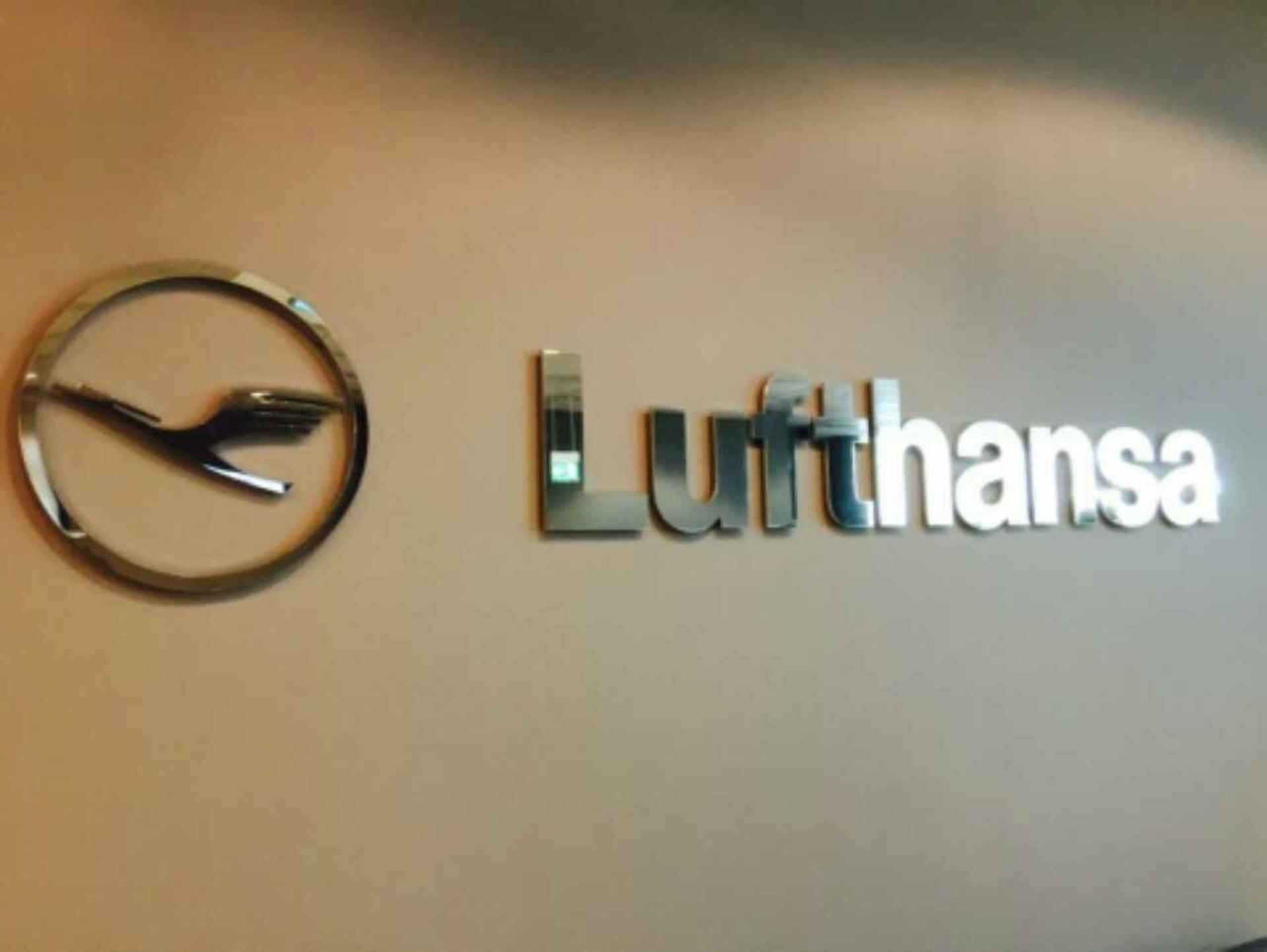 Lufthansa Business Lounge (Gate G28, Schengen) image 6 of 17