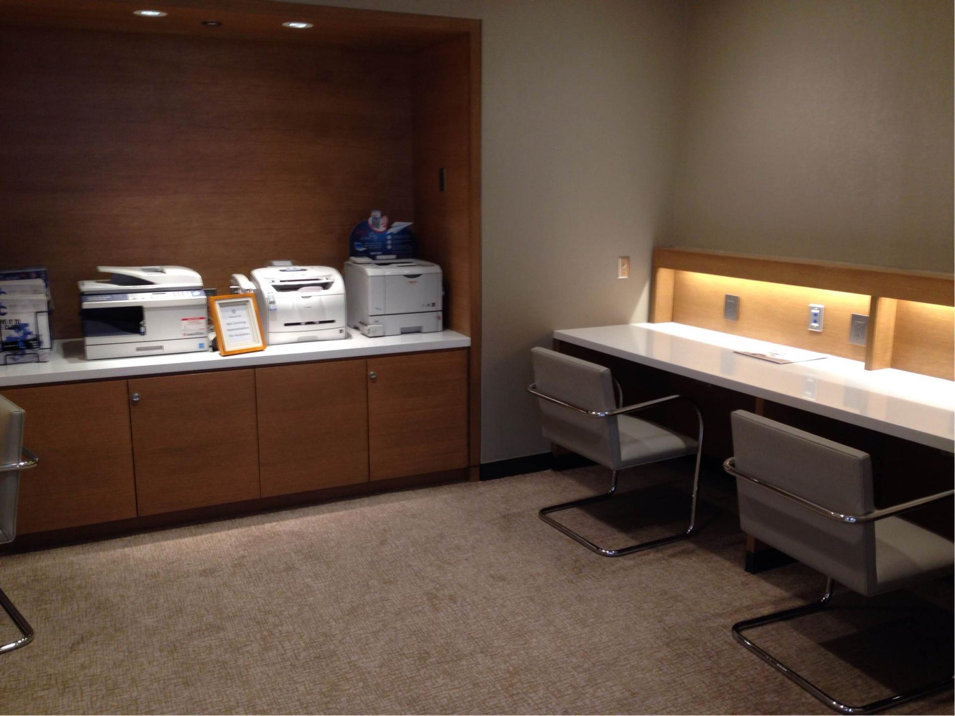 American Airlines Admirals Club image 20 of 50