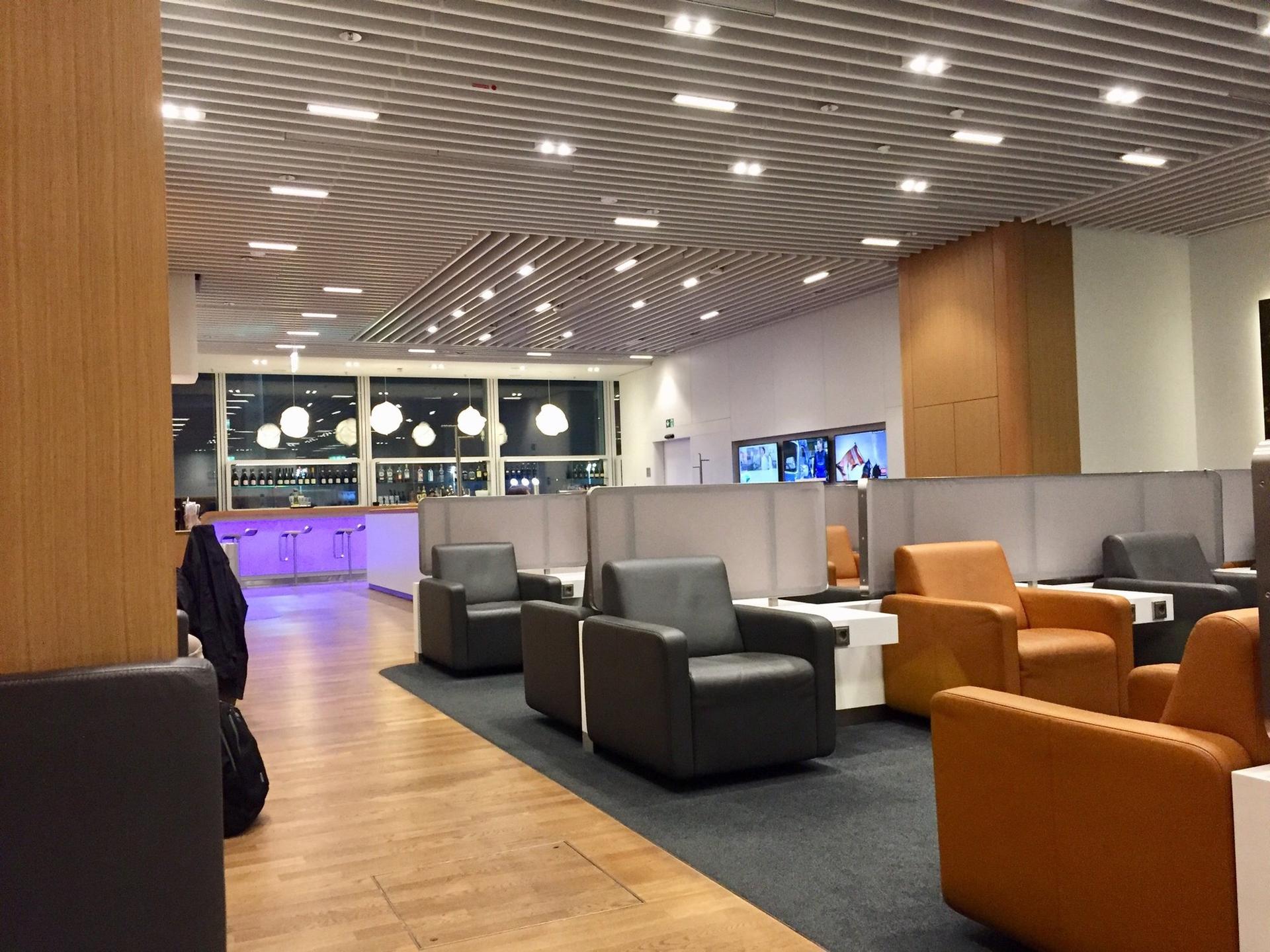 Lufthansa Business Lounge (Non-Schengen) image 8 of 34