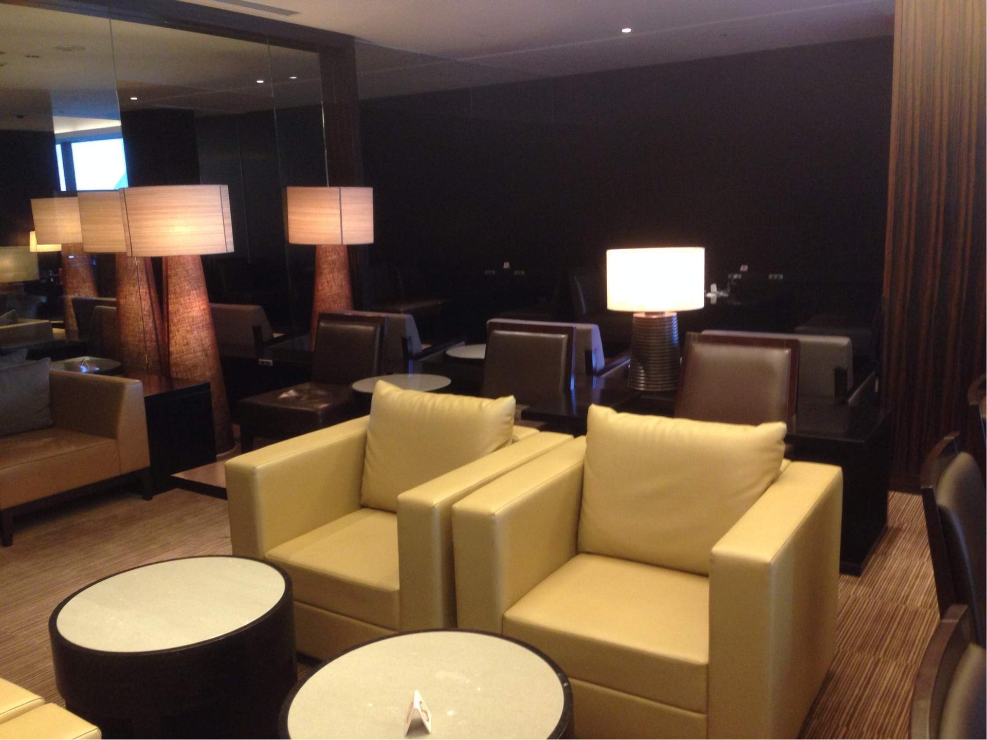 Japan Airlines JAL First Class Lounge image 8 of 50