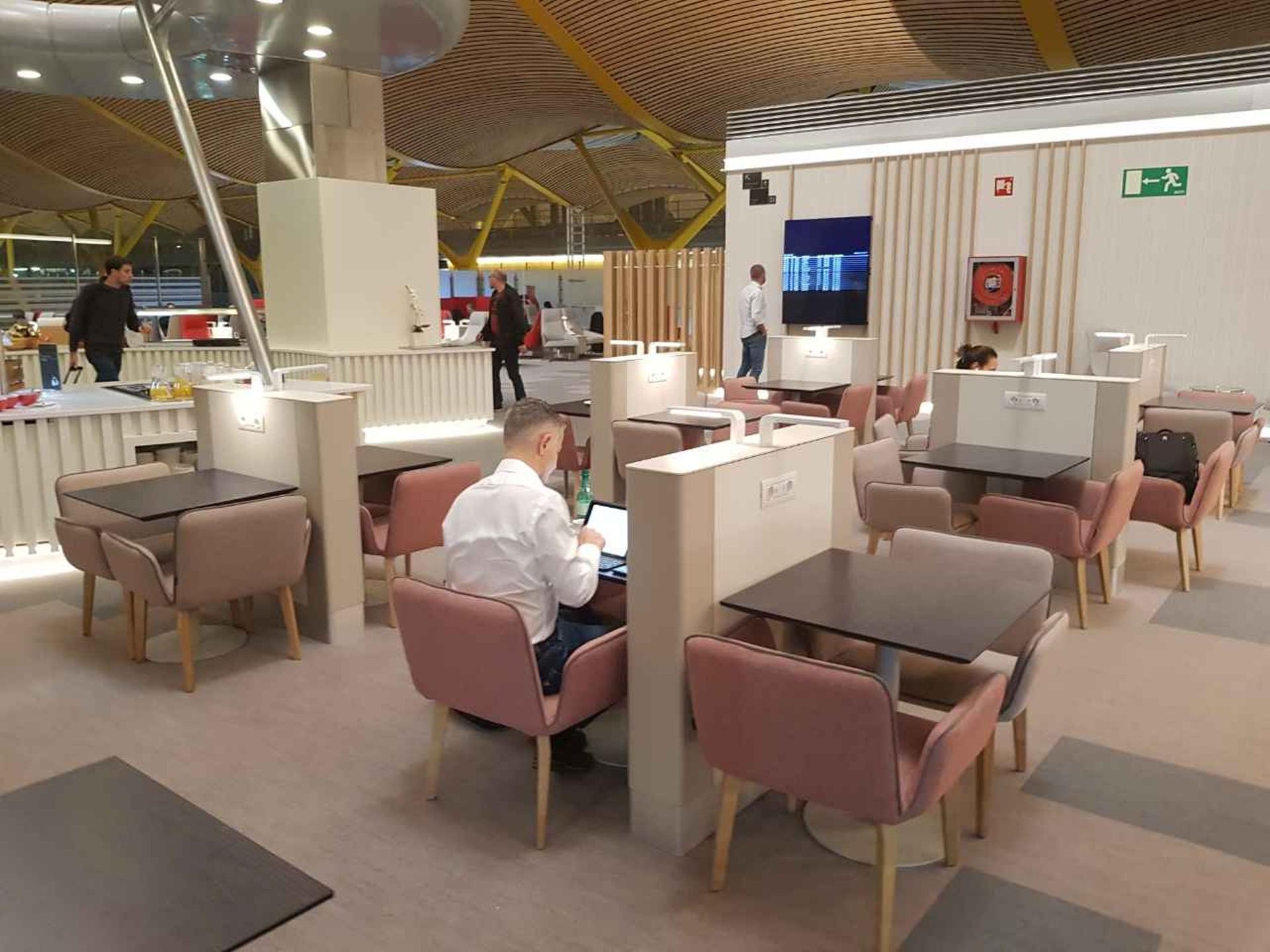 Iberia Dali Lounge image 3 of 27
