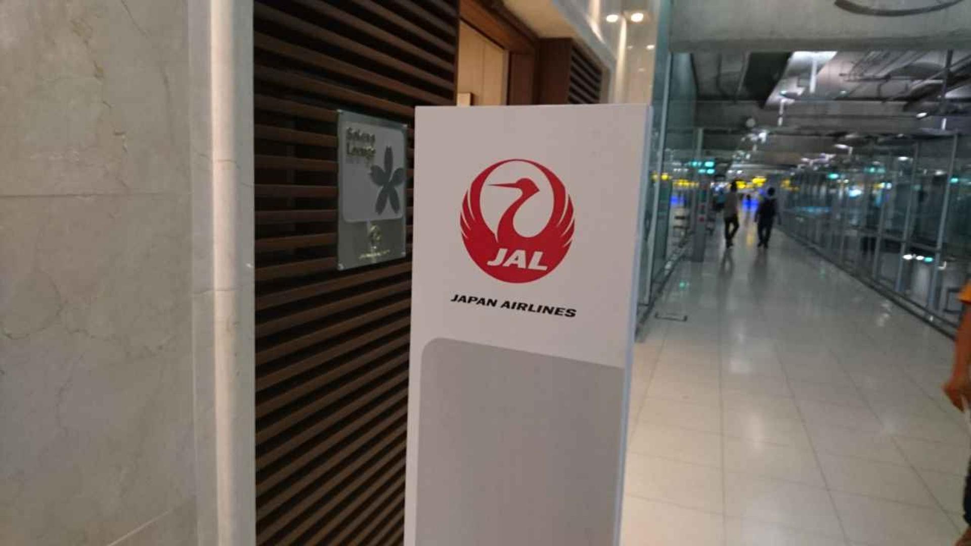 Japan Airlines JAL Sakura Lounge image 6 of 18