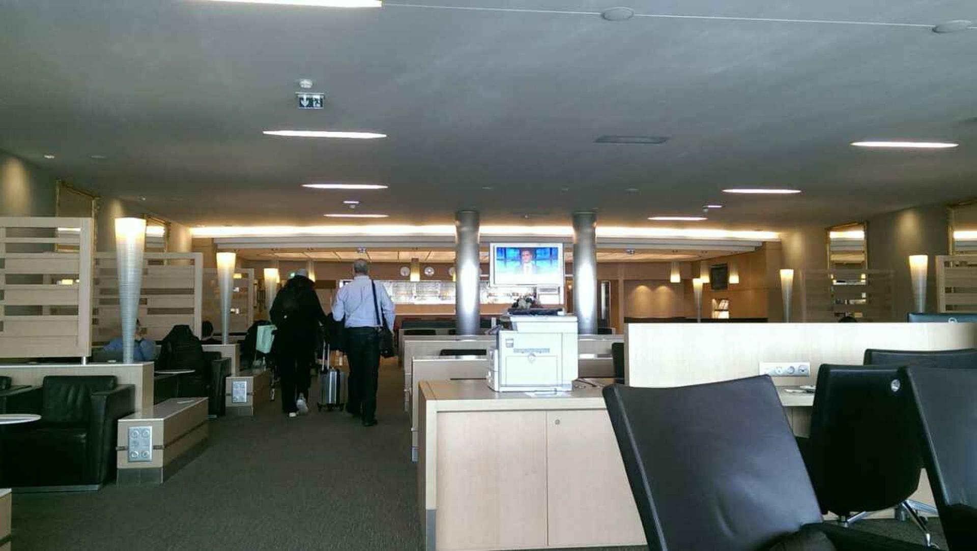 American Airlines Admirals Club  image 19 of 25