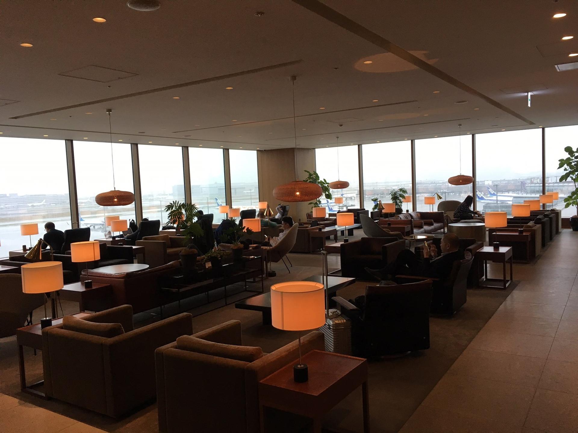 Cathay Pacific Lounge image 30 of 49
