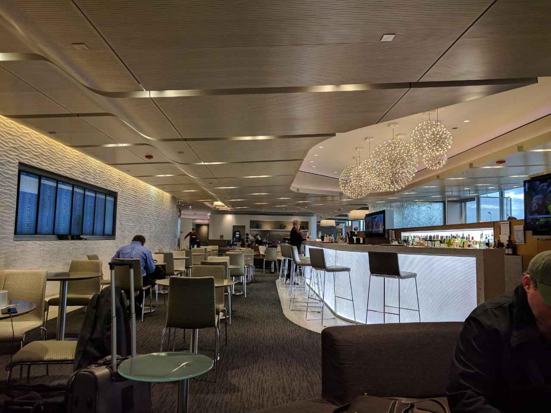 United Airlines United Club (Gate F8) image 34 of 45