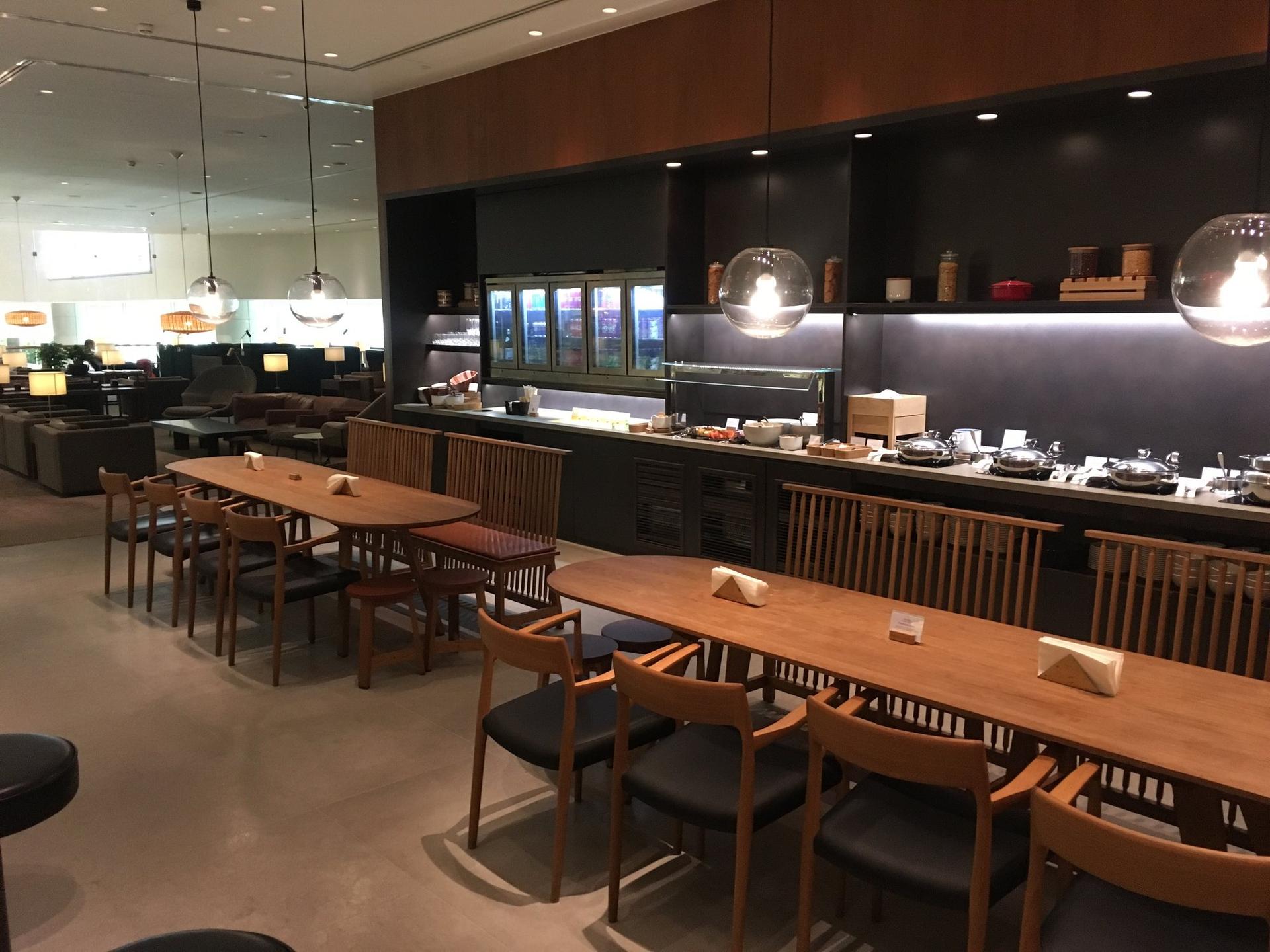 Cathay Pacific Lounge image 36 of 60