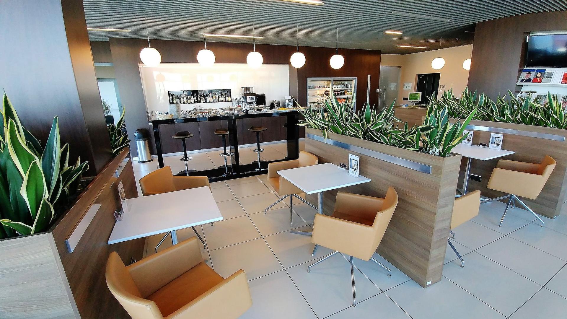 Business Lounge image 3 of 22
